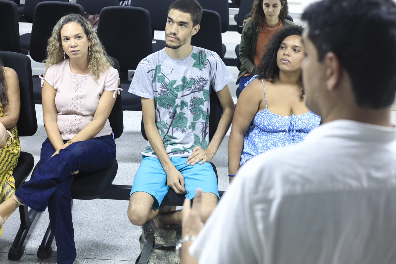 Professora Carolina Bonfim, coordenadora do Departamento de Engenharia de Pesca e Aquicultura, acompanhou as palestras e participou da roda de conversa