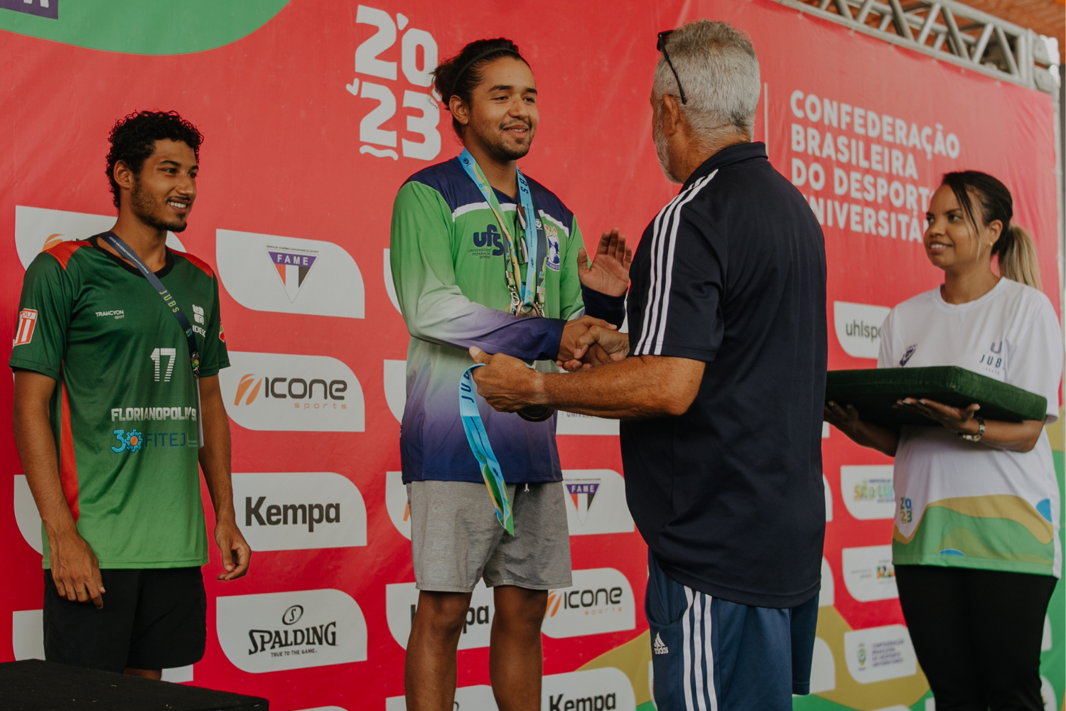 Leonardo Vasconcelos também conquistou medalha de bronze e troféu por equipe no surf. (foto: CBDU)