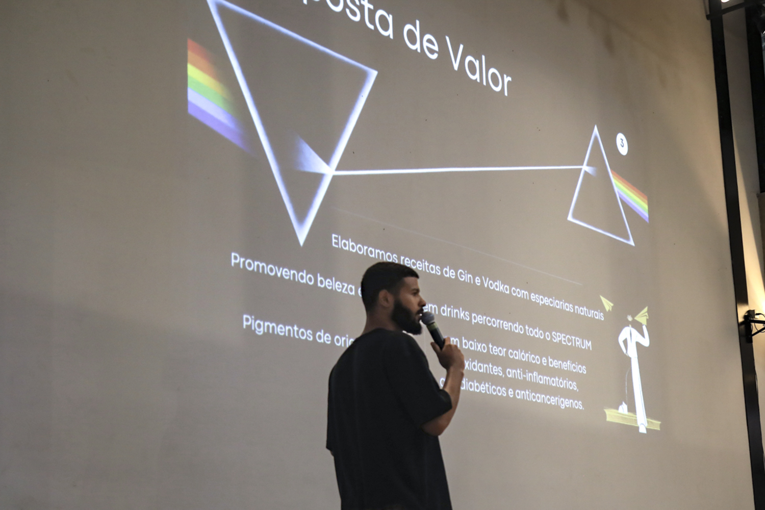 Paulo Menezes, da Spectrum Royal, detalhando para o público e os jurados os benefícios do gim que produz
