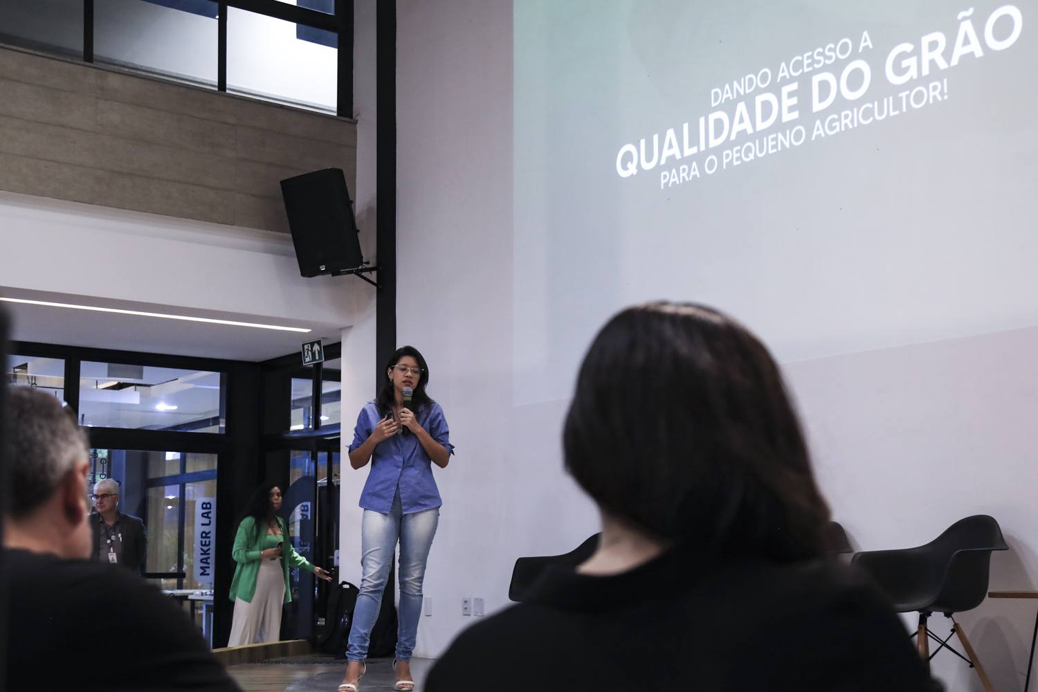 Janyelle Silva apresentando detalhes de como funciona a máquina desenvolvida pela startup Agrigrãos