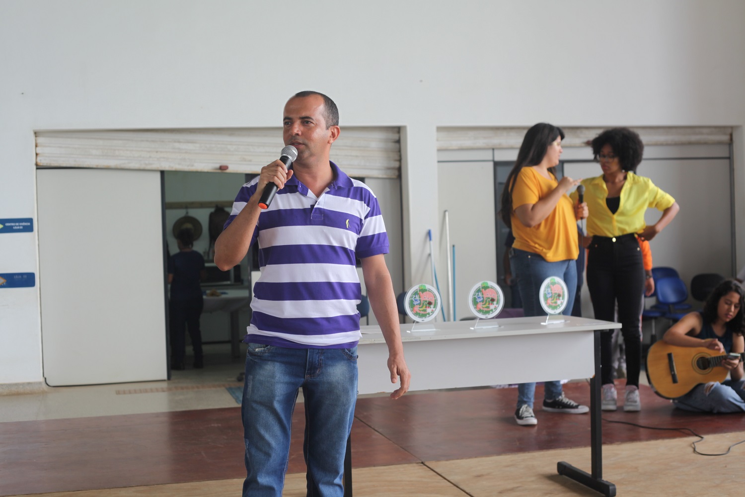 Professor Tiago apresentou o evento e integrou a equipe docente participante, ao lado das professoras Giuliana Borges e Luciana Valente, também do DESL