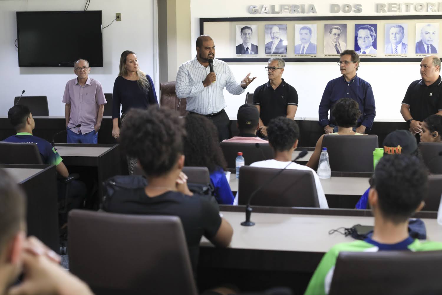 Valter Santana e sua equipe receberam os atletas na Sala dos Conselhos. (Fotos: Adilson Andrade / Ascom UFS)
