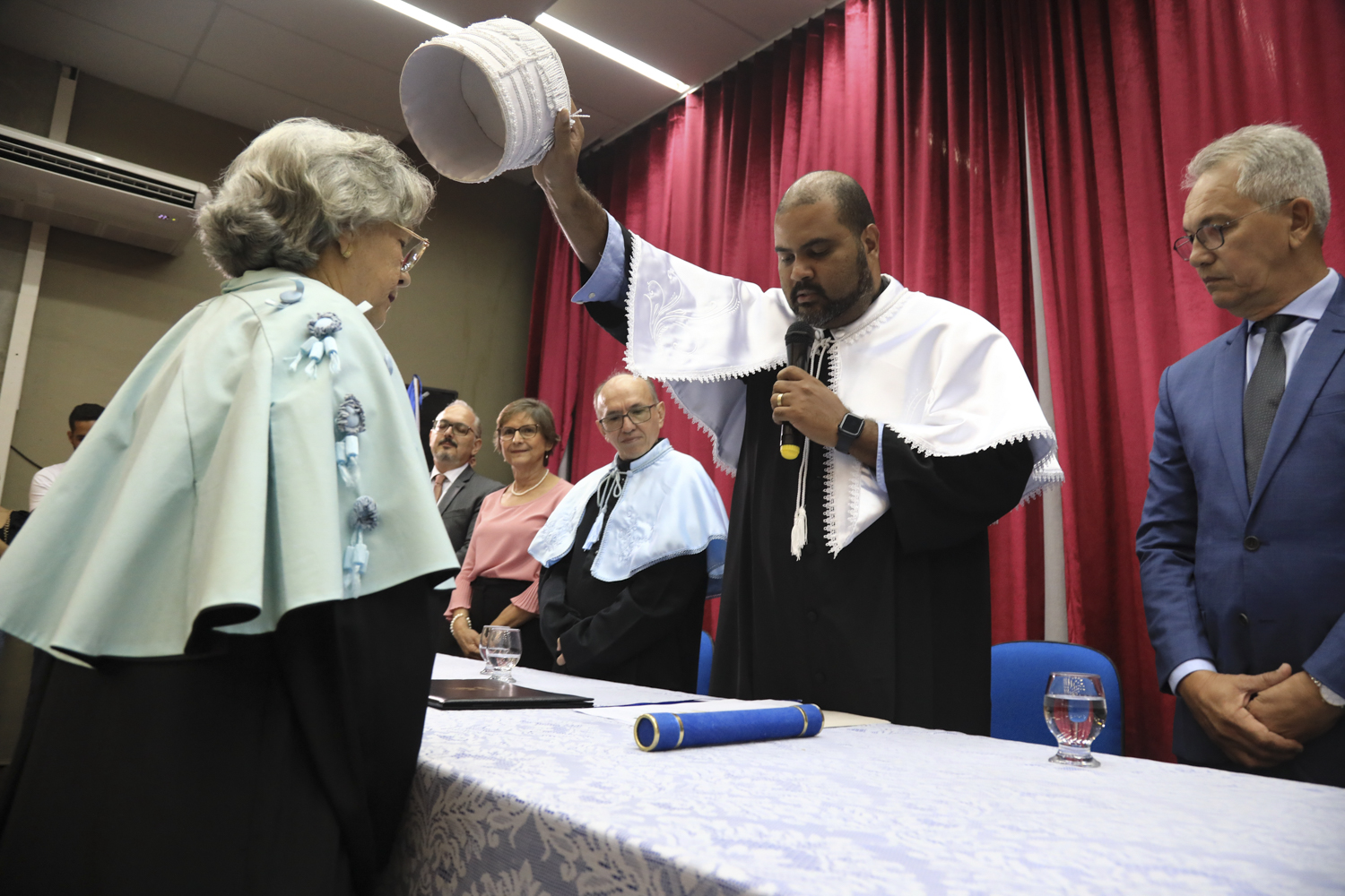 Valter Santana, reitor da UFS: “É possível dizer que hoje a UFS concede o título de Doutor Honoris Causa, por extensão, a todas as professoras da escola pública sergipana”. (Fotos: Adilson Andrade / Ascom UFS)
