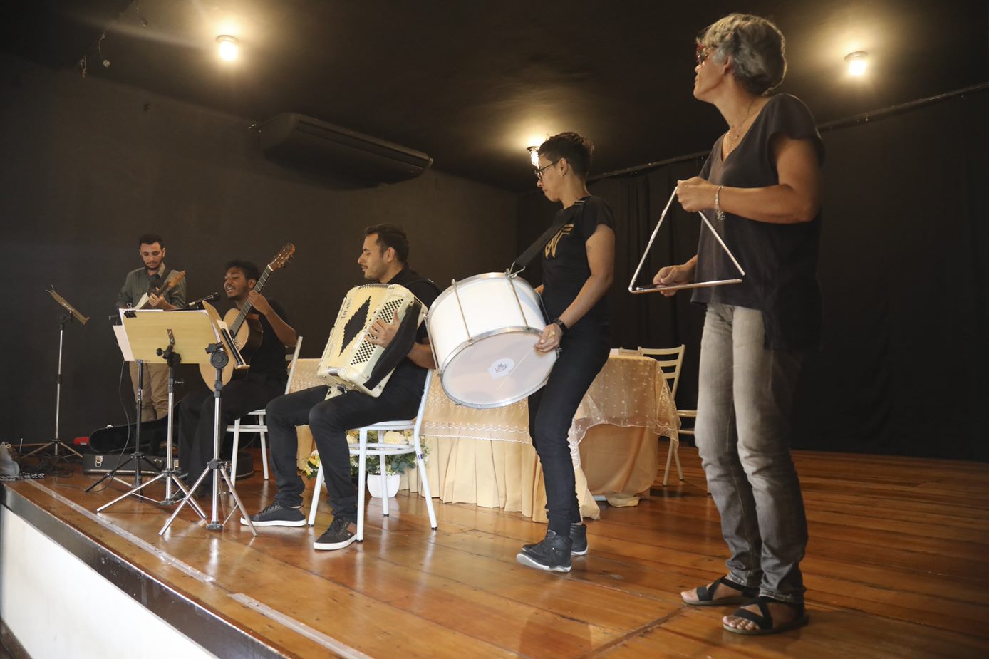 Grupo musical composto por estudantes do curso de Música, "“Do, Te, Cá”", durante lançamento do "Dicionário Global das Religiões no Brasil" (Fotos: Adilson Andrade/AscomUFS)