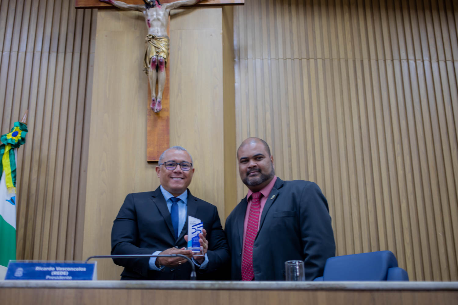 Homenagem à prefeitura de Aracaju foi recebida pelo secretário municipal de Educação de Aracaju, Ricardo Abreu. (foto: Elisa Lemos/Ascom UFS)