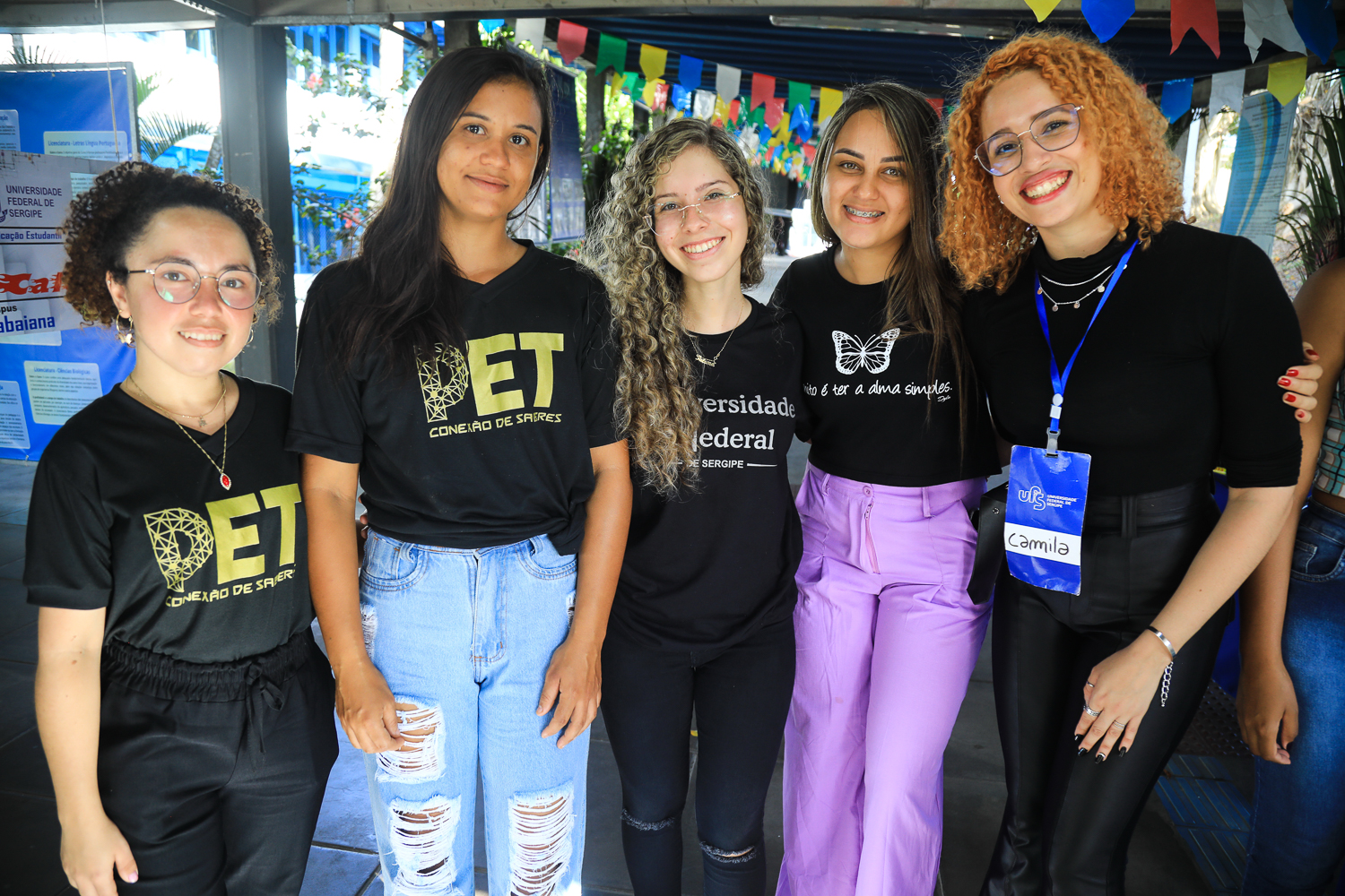 Ao centro, Paloma Farias Oliveira, aluna do oitavo período da Licenciatura em Física (Foto: Adilson Andrade/AscomUFS)