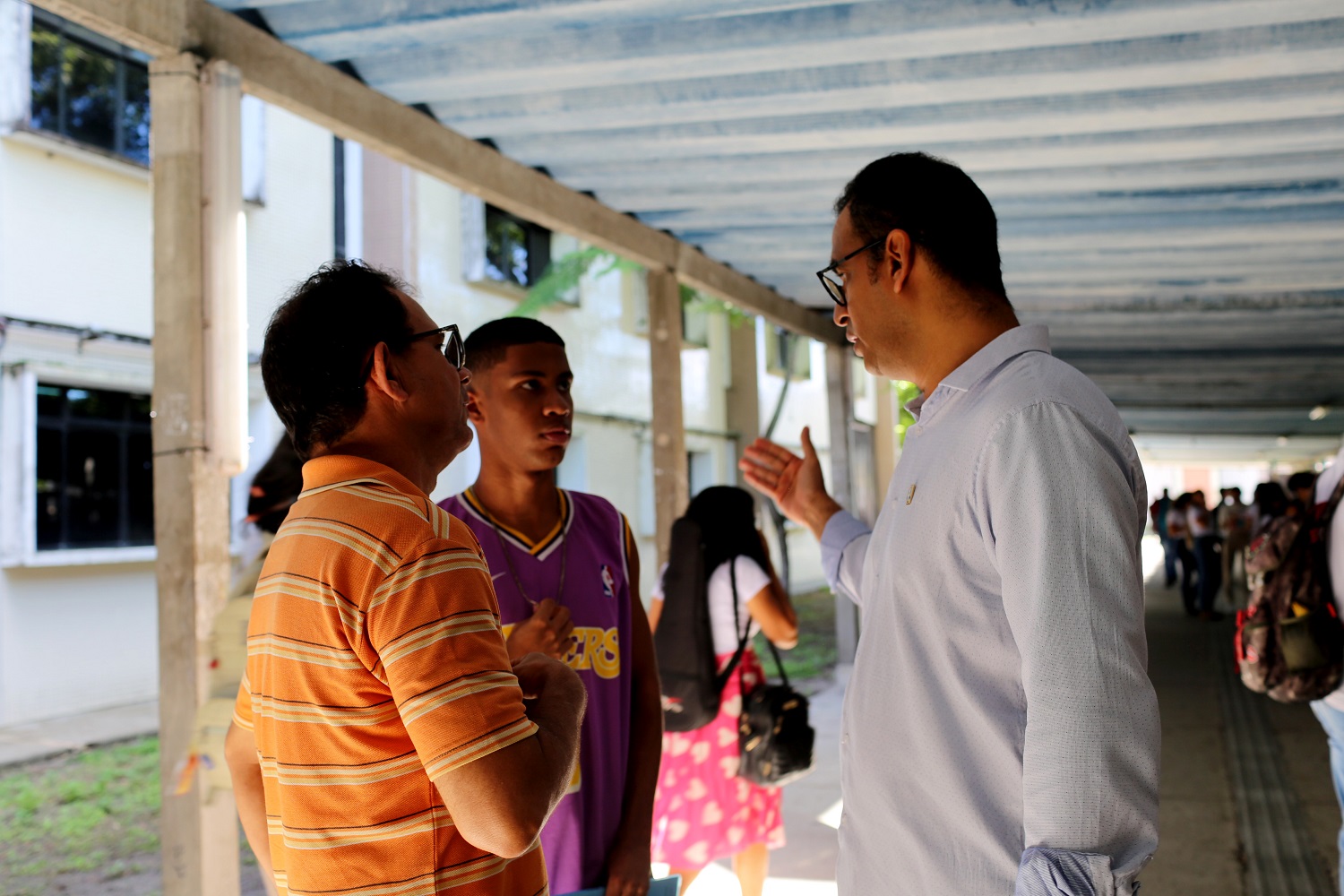 Pró-reitor de Graduação, Dilton Maynard, participa do Corredor Científico na Cidade Universitária (Foto: Schirlene Reis/AscomUFS)