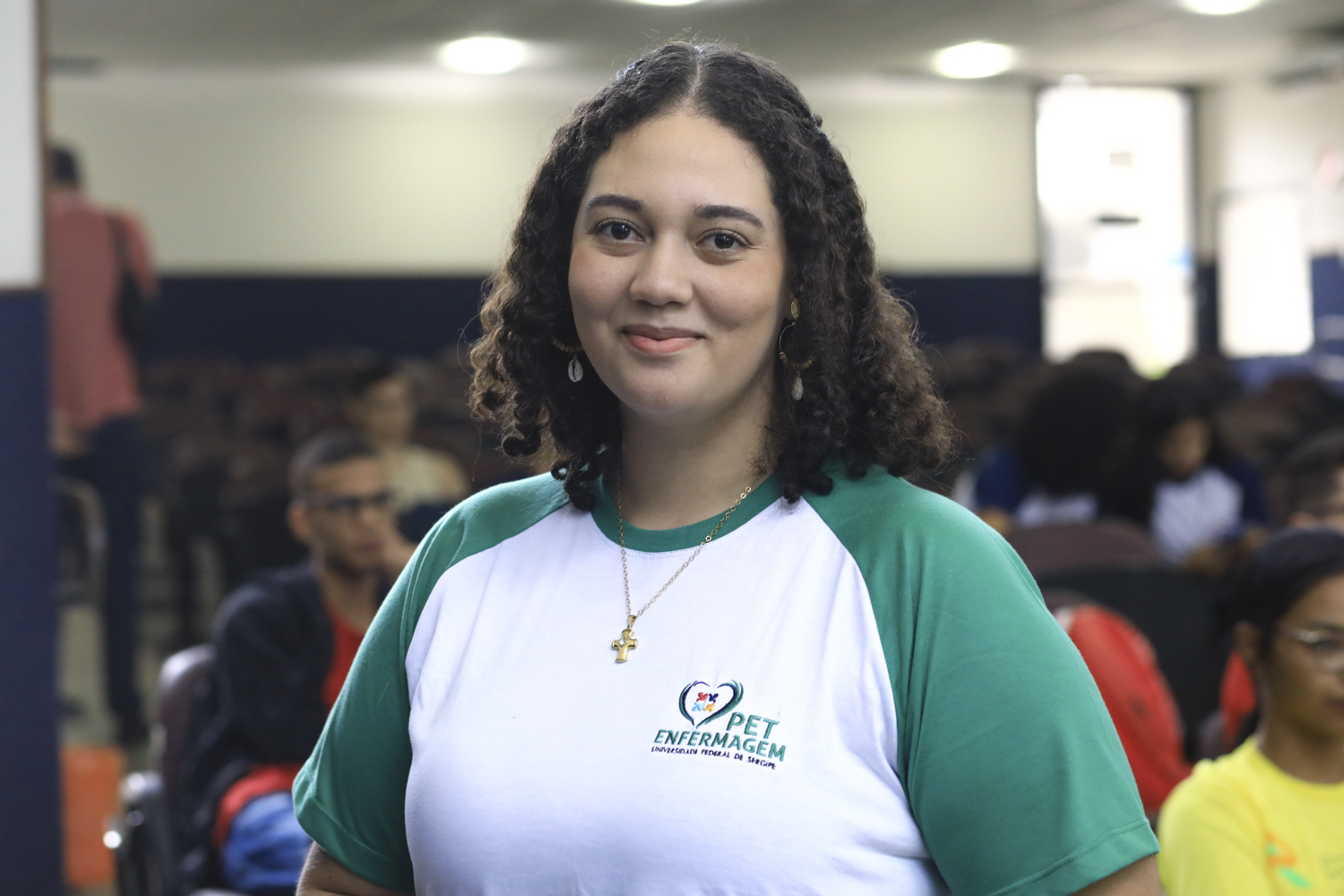 Uma das veteranas que trabalhou no acolhimento aos alunos, Laura Beatriz Freire é aluna do nono período de Enfermagem (Foto: Adilson Andrade/AscomUFS)