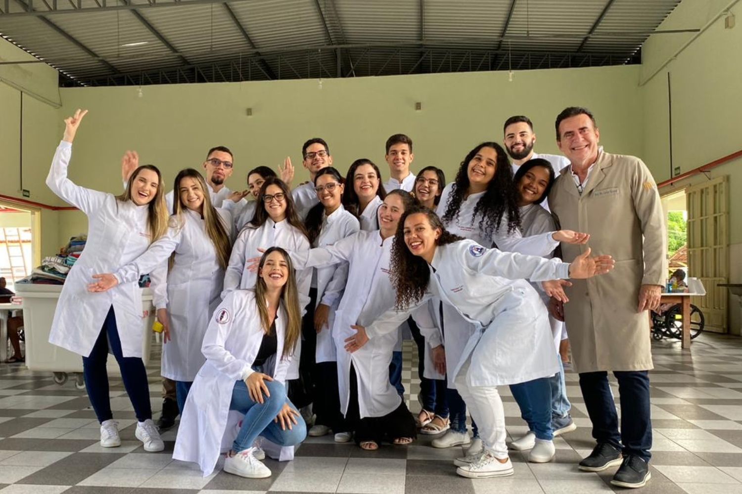 Alunos de Odontologia promoveram informações sobre saúde bucal a idosos. (foto: arquivo pessoal)