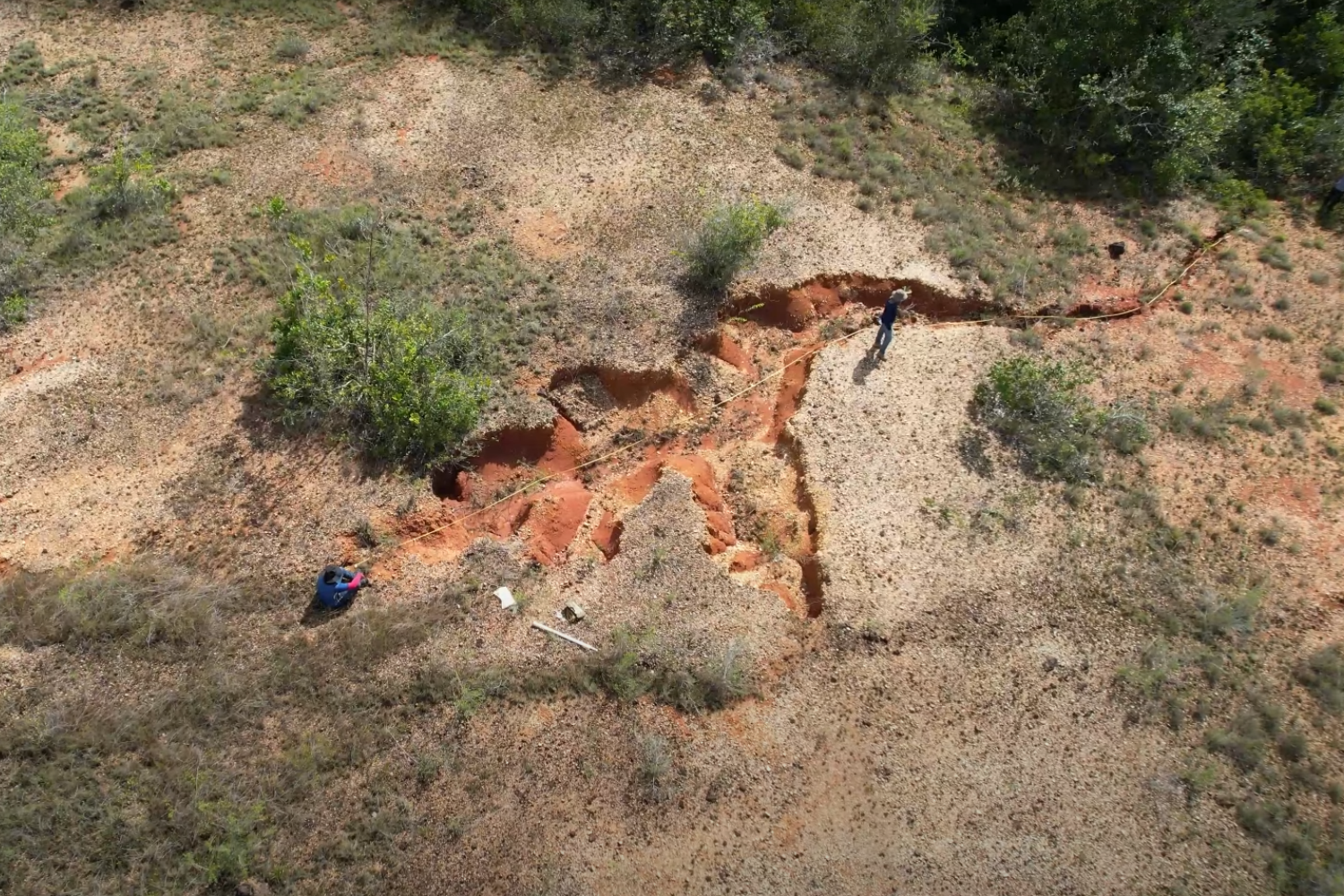 Trabalho de conservação do solo busca prevenir e controlar erosão pluvial no Campus Rural. (Imagem: Divulgação / Labes)