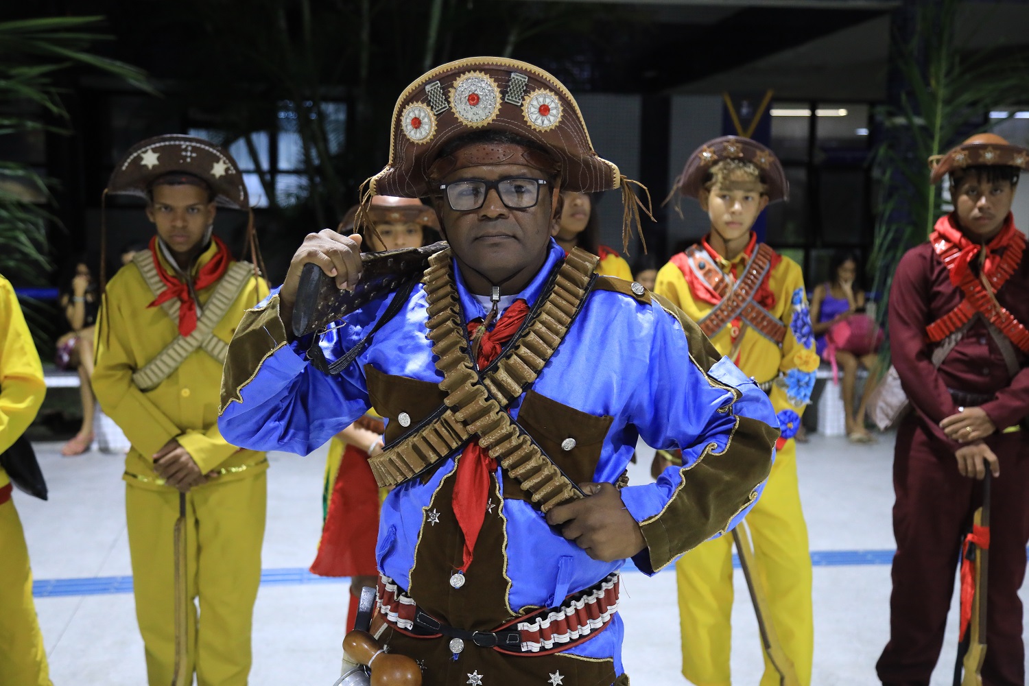 Elinilton Tavares e seu bando de cangaceiros contaram a história de Lampião através do xaxado e outras manifestações artísticas e culturais. (Foto: Adilson Andrade/Ascom UFS)