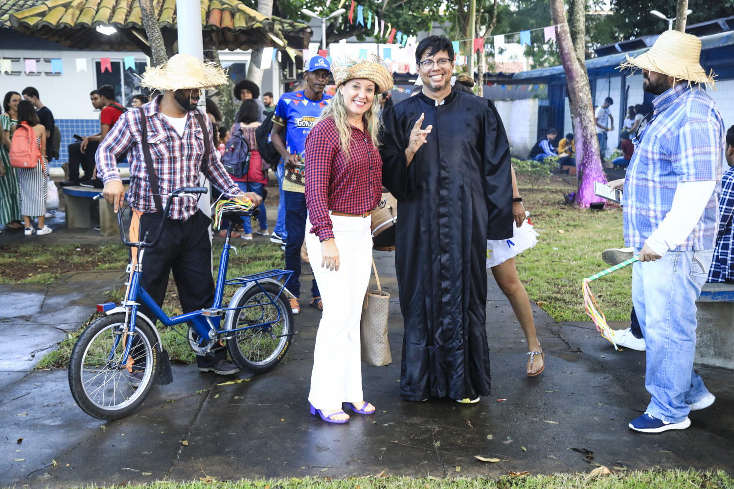 No clima da festa, o diretor do Campus, Victor Hugo Sarmento, vestiu-se de padre para abençoar o casamento caipira.