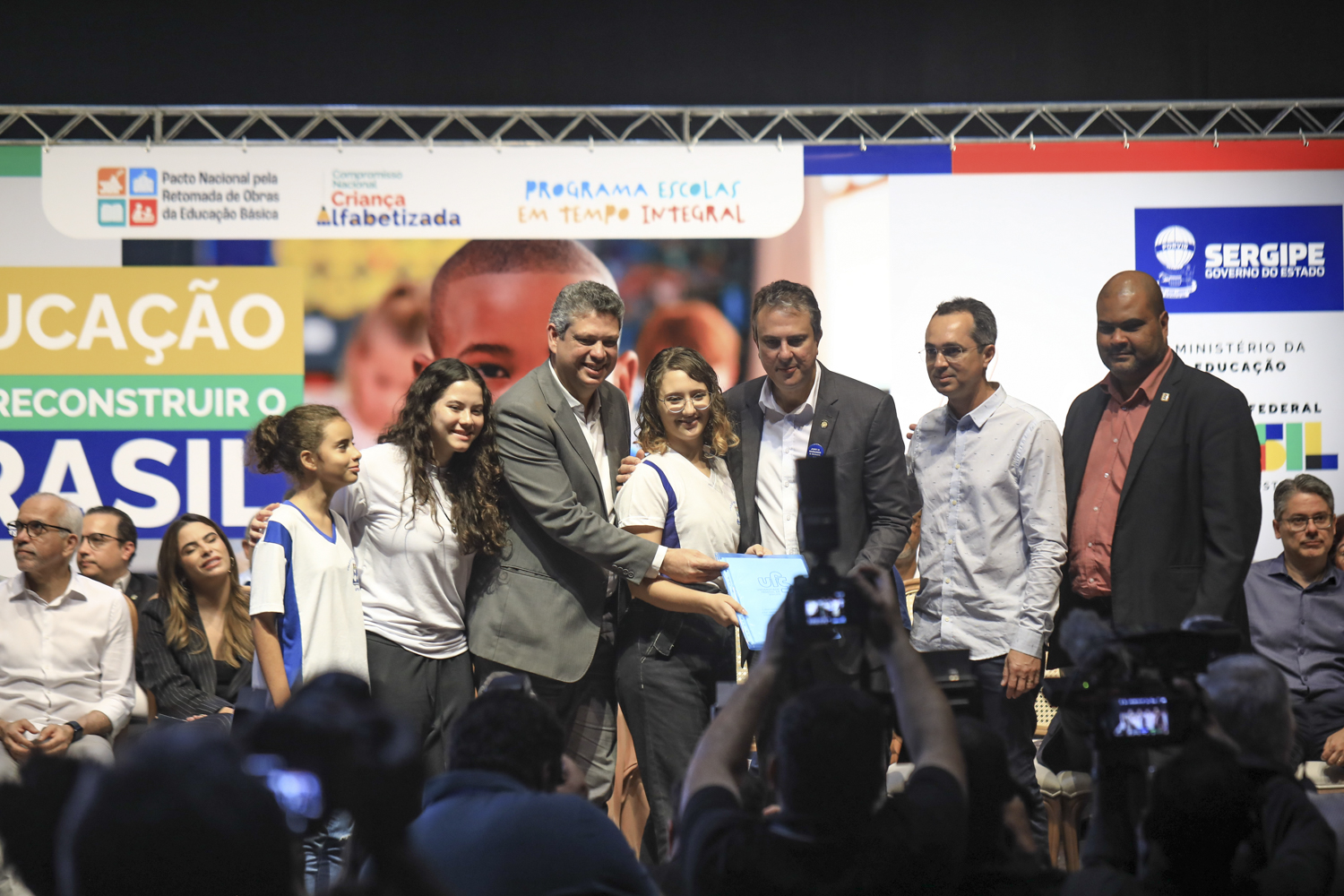 Ministros recebem placa de agradecimento do reitor, do diretor e dos alunos do Codap. Foto: Pedro Ramos / Ascom UFS.