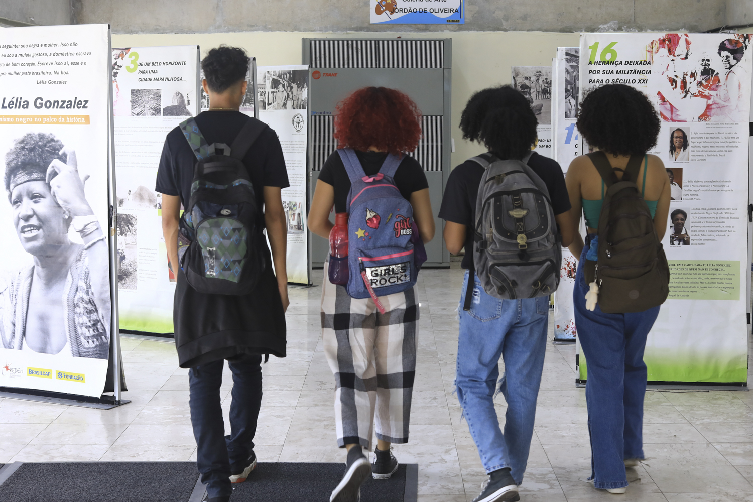 Estudantes prestigiam a exposição sobre Lélia Gonzalez. (Foto: Adilson Andrade/Ascom UFS)