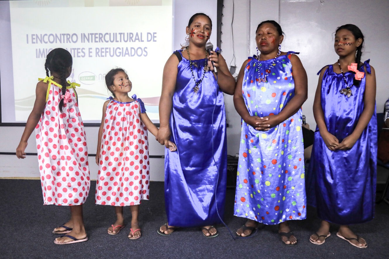 Família indígena Warao contou para o público suas experiências como imigrantes venezuelanos em Sergipe. (Foto: Adilson Andrade/Ascom UFS)