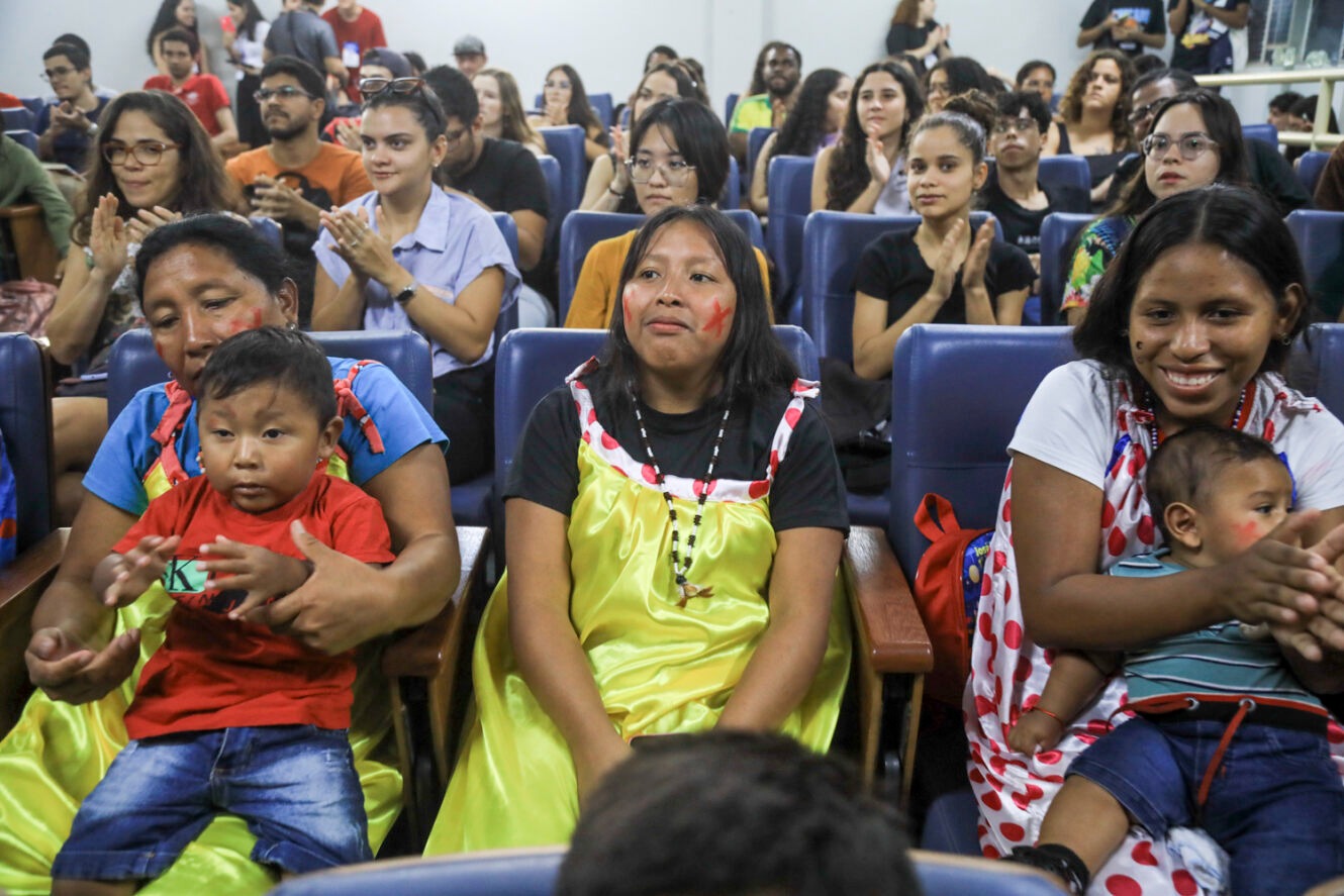 Cerca de 30 pessoas entre colombianos e venezuelanos, em sua maioria, estiveram no I Encontro Intercultural de Imigrantes e Refugiados. (Foto: Adilson Andrade/Ascom UFS)