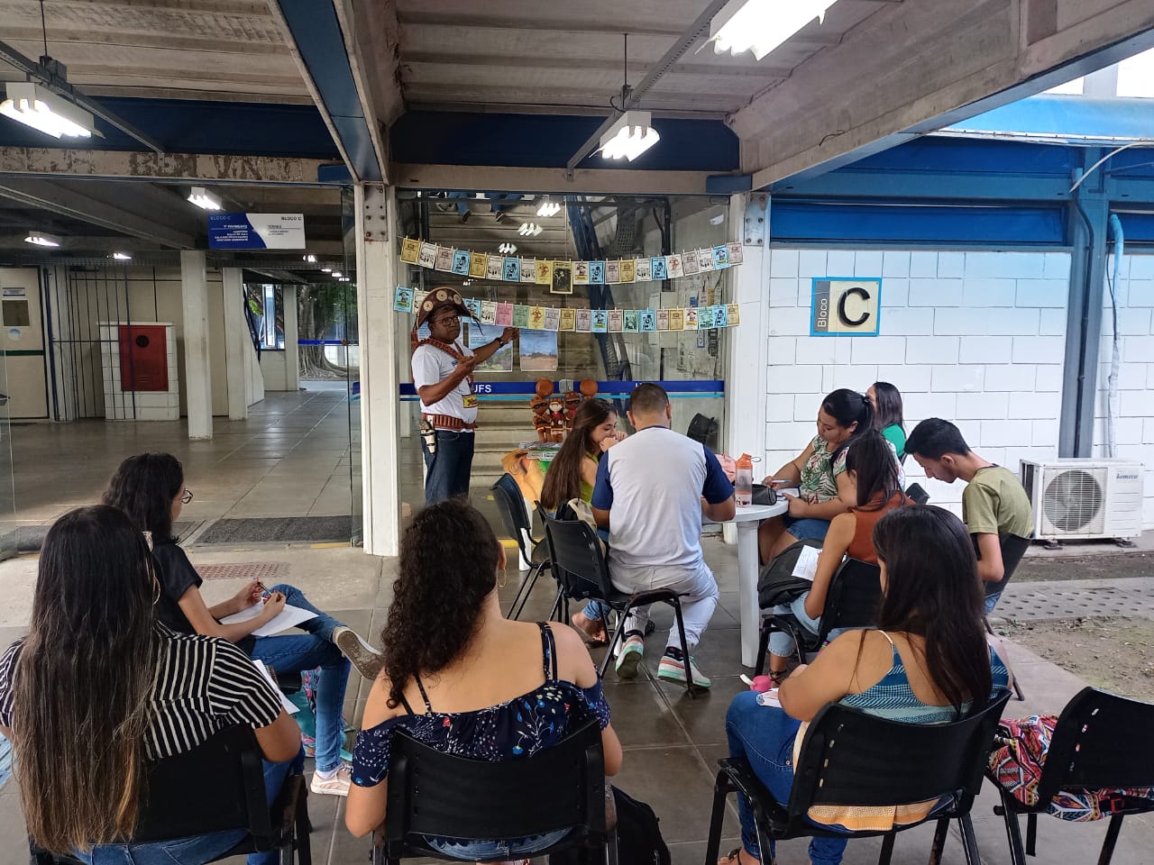 Participantes aprendem sobre construção de rimas e métricas. (Foto: Arquivo Pessoal)