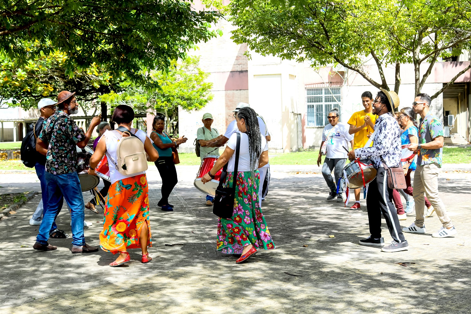Workshop de Danças Populares aconteceu na Praça da Democracia. (Foto: Schirlene Reis/Ascom UFS)