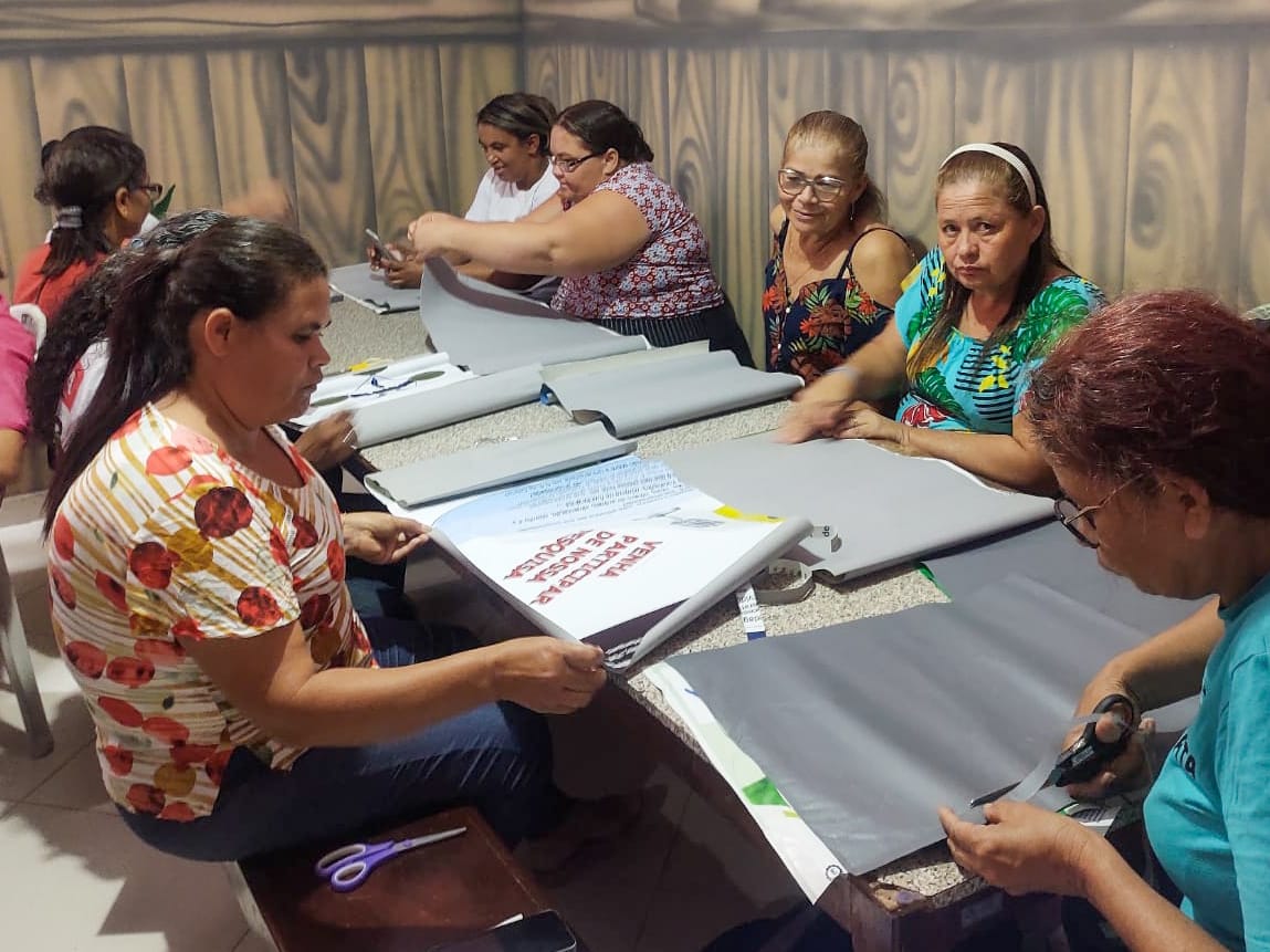 Oficina de reciclagem de banners realizada no CRAS, em Nossa Senhora da Glória. (Foto: Arquivo Pessoal)