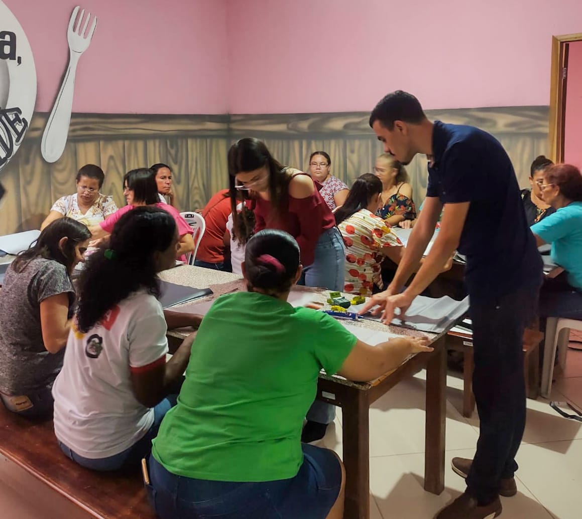 Mulheres aprendem como reciclar banner vinílico e construir novos produtos para geração de renda familiar. (Foto: Arquivo Pessoal)
