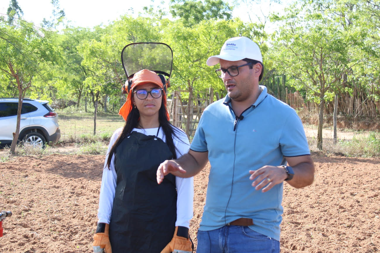 Professor Maycon Reis (Campus do Sertão) e agricultora Iara Silva (Acopase-SE) durante gravação dos POPs. (Foto: Acsa Macena/Projeto Algodão em Consórcios Agroecológicos)