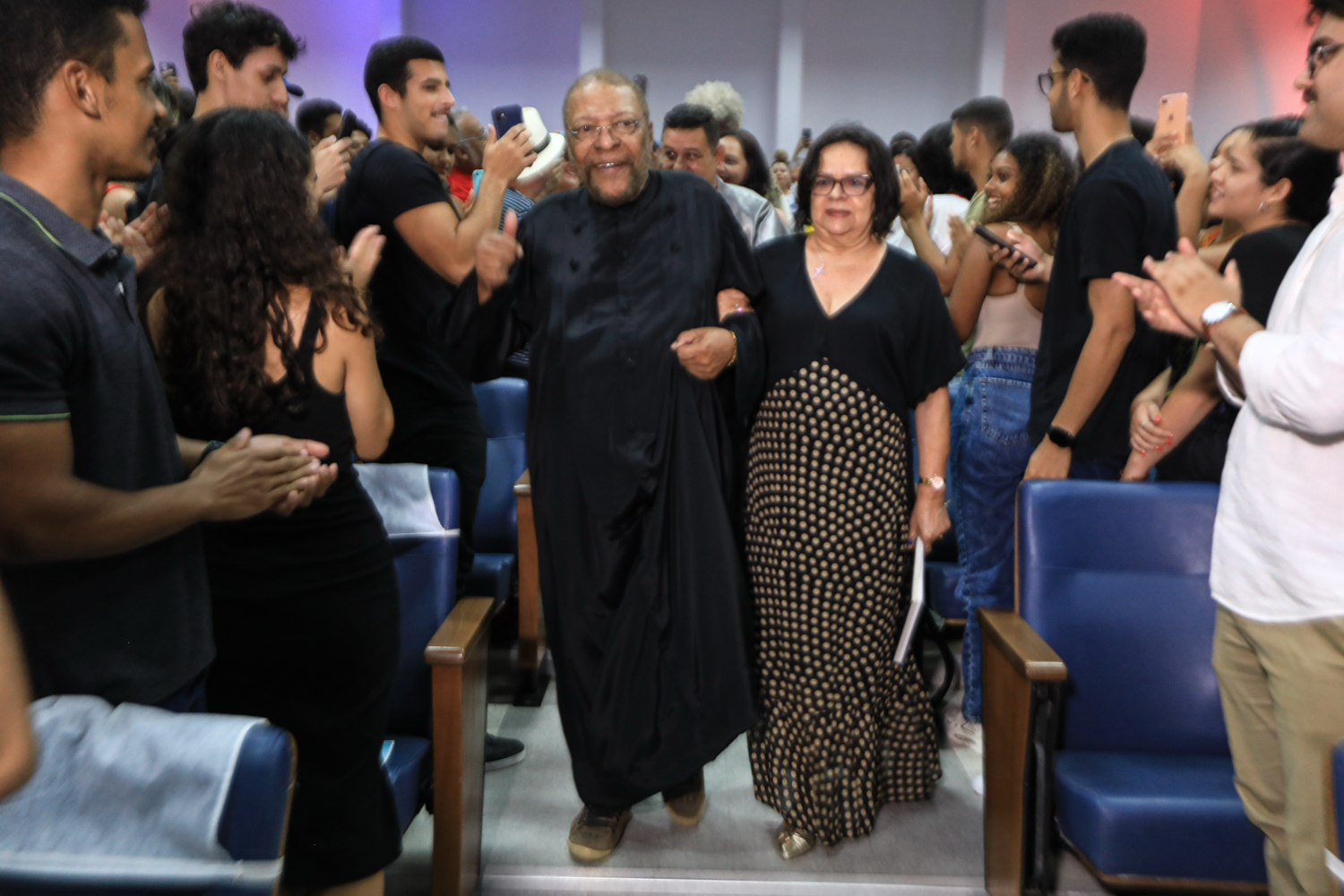 Martinho da Vila ovacionado em sua entrada no auditório. (Foto: Adilson Andrade/AscomUFS)