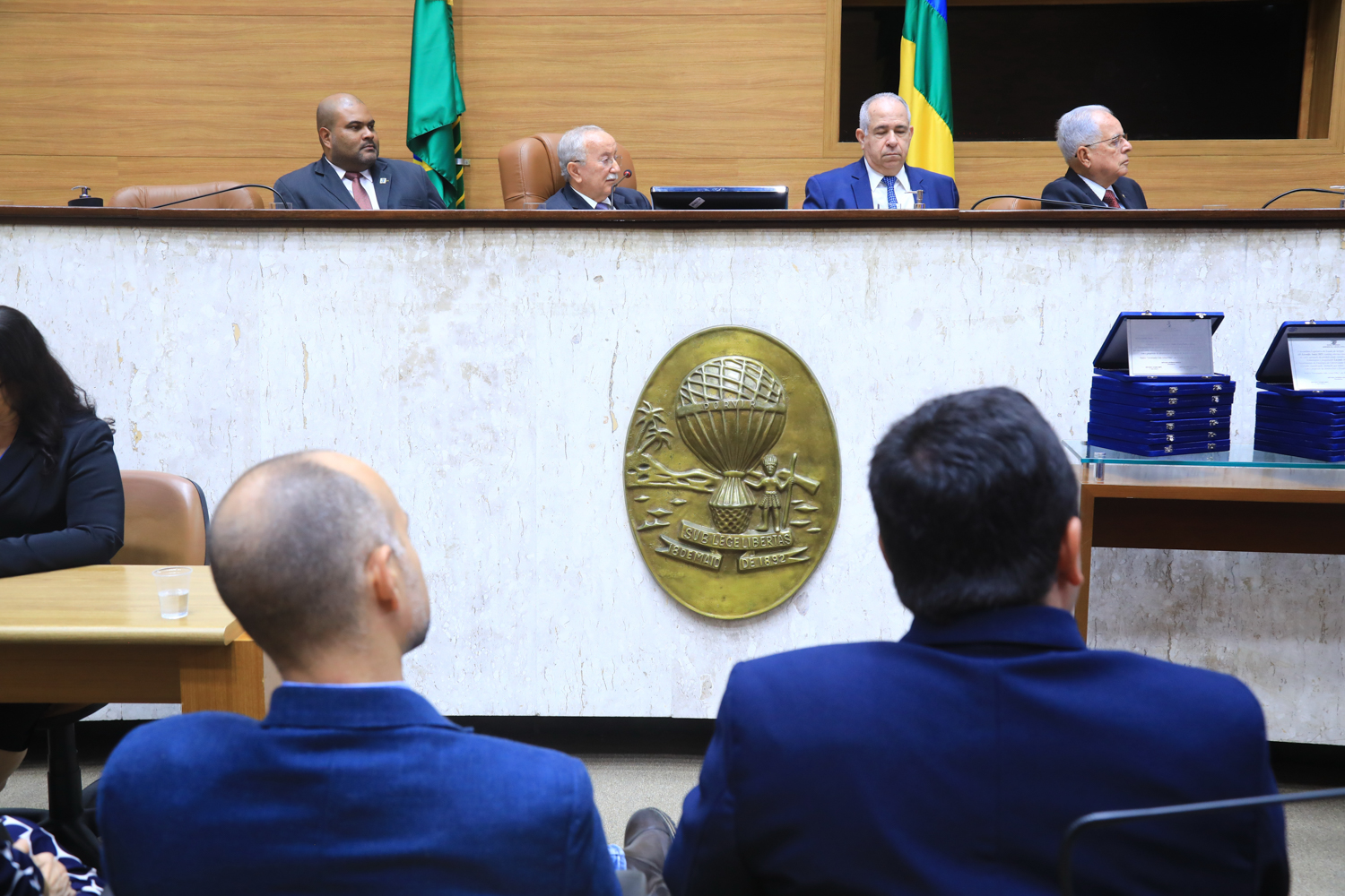 Deputado Luciano Bispo (ao lado do reitor) presidiu a sessão especial