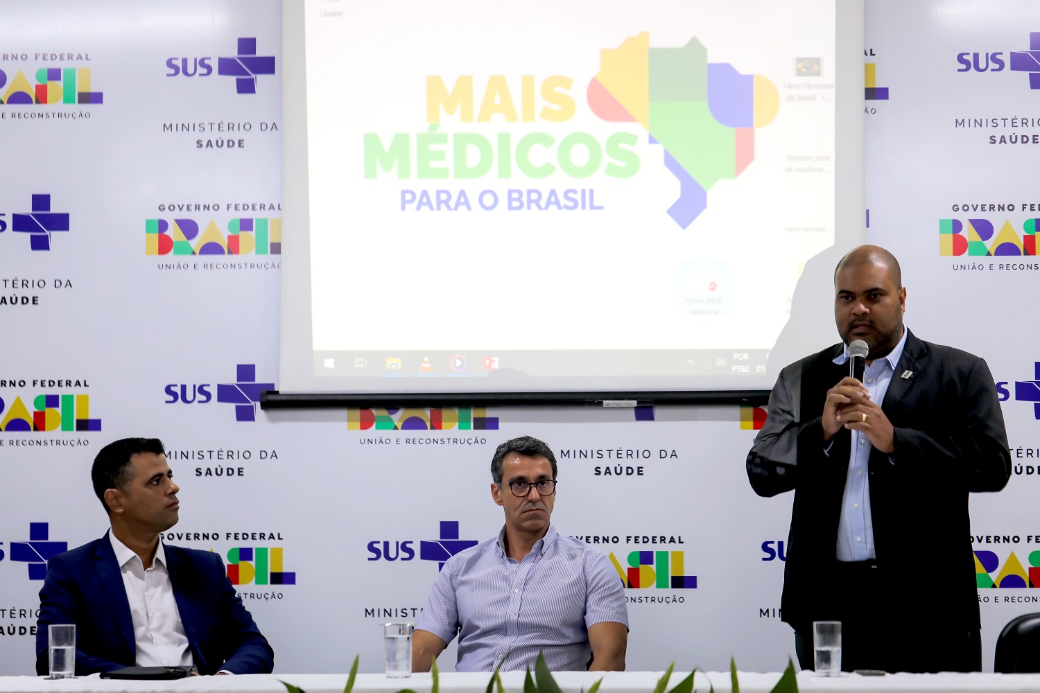 Reitor da UFS, Valter Santana, durante recepção dos profissionais. (foto: Schirlene Reis/Ascom UFS)