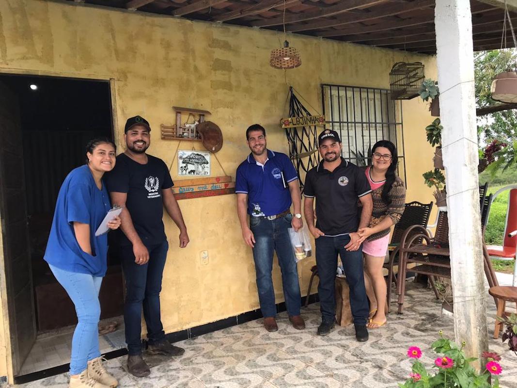 Professor Thiago Vinícius com parte da equipe do projeto