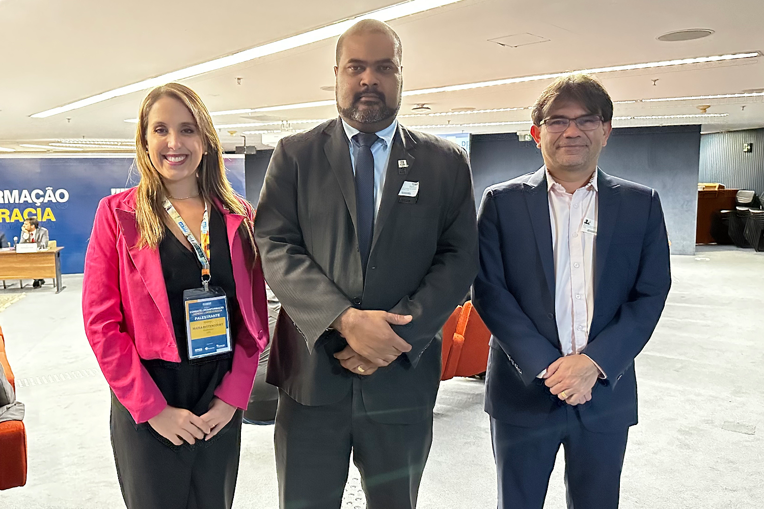 Diretora de comunicação, reitor (ao centro) e superintendende de Tecnologia da Informação (Foto: Arquivo pessoal)