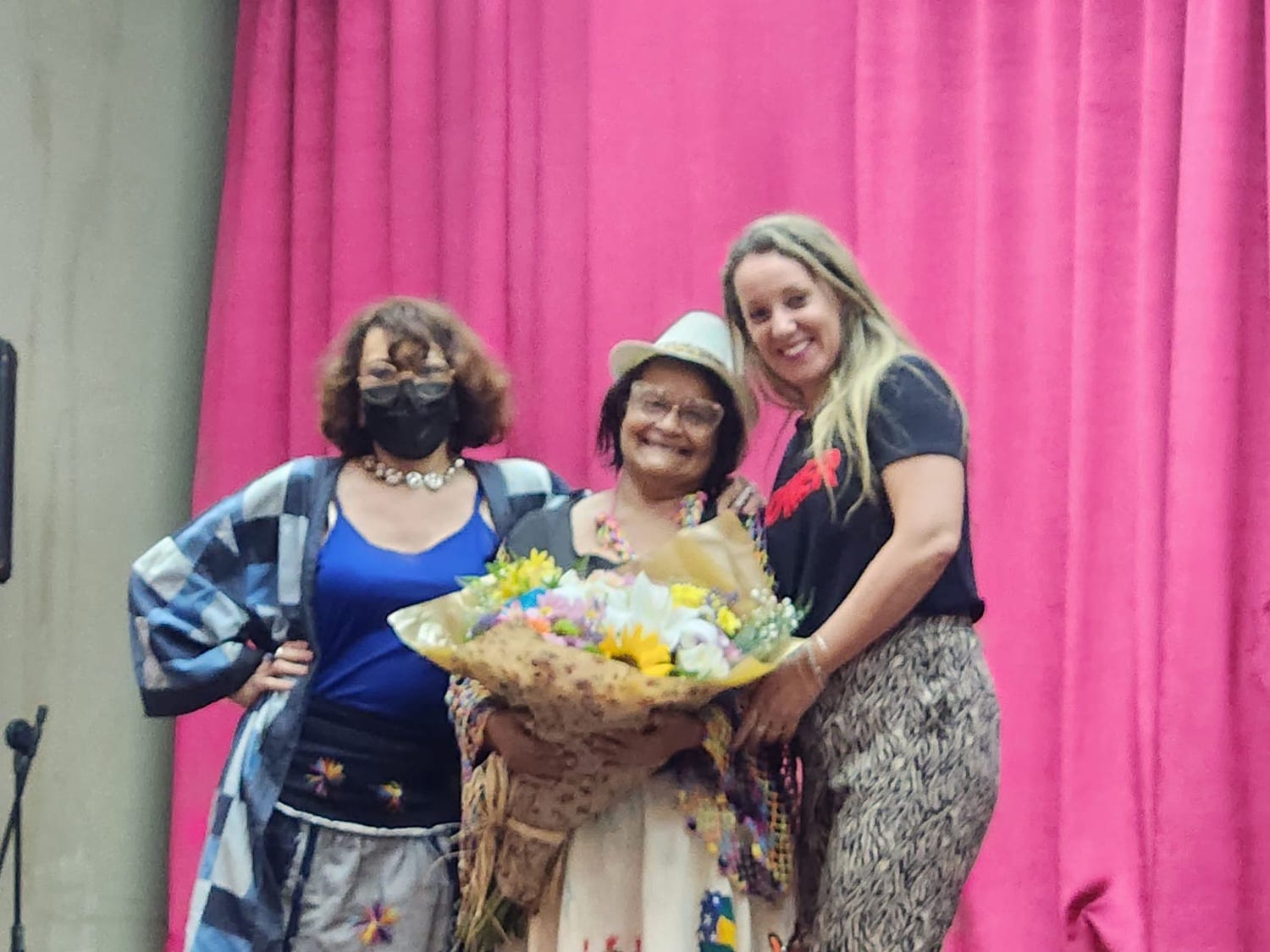 Professora Rosane, com Dona Helena e a pró-reitora de extensão Sueli Pereira