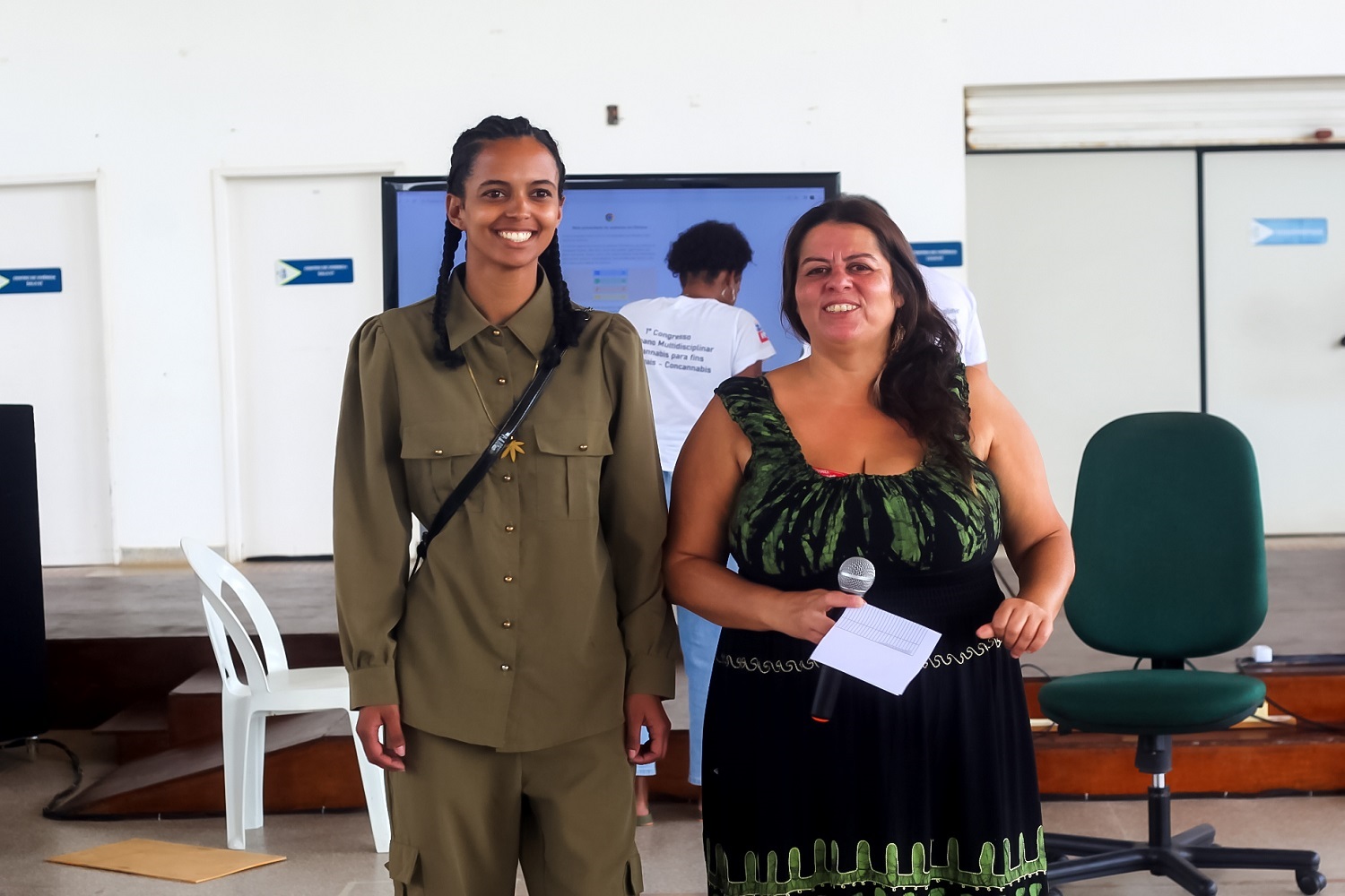 Egressa Michele Menezes e chefe do DESL, professora Rosiane Dantas. Imagens: Ana Laura Fairas/ Campus Lagarto 