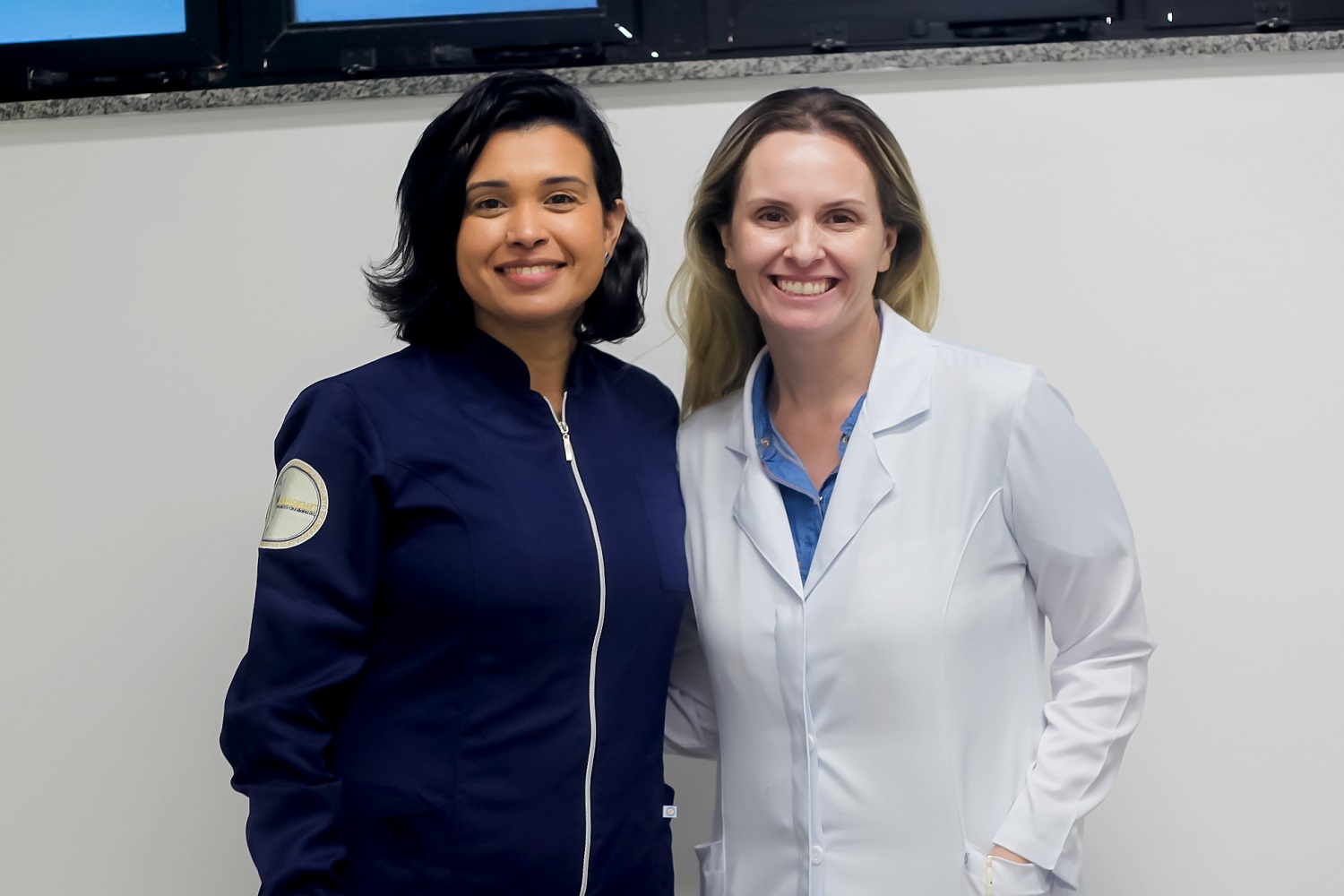 Professoras Natália Leite e Mariane Comerlatto realizam Teste da Linguinha e da Orelhinha, respectivamente. Imagem: Ana Laura Farias/Campus Lagarto 