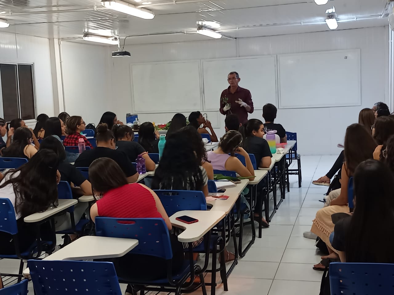 José Erivaldo de Oliveira abordou o tema plantas e ervas medicinais. (Foto: Tereza Raquel/Proex)