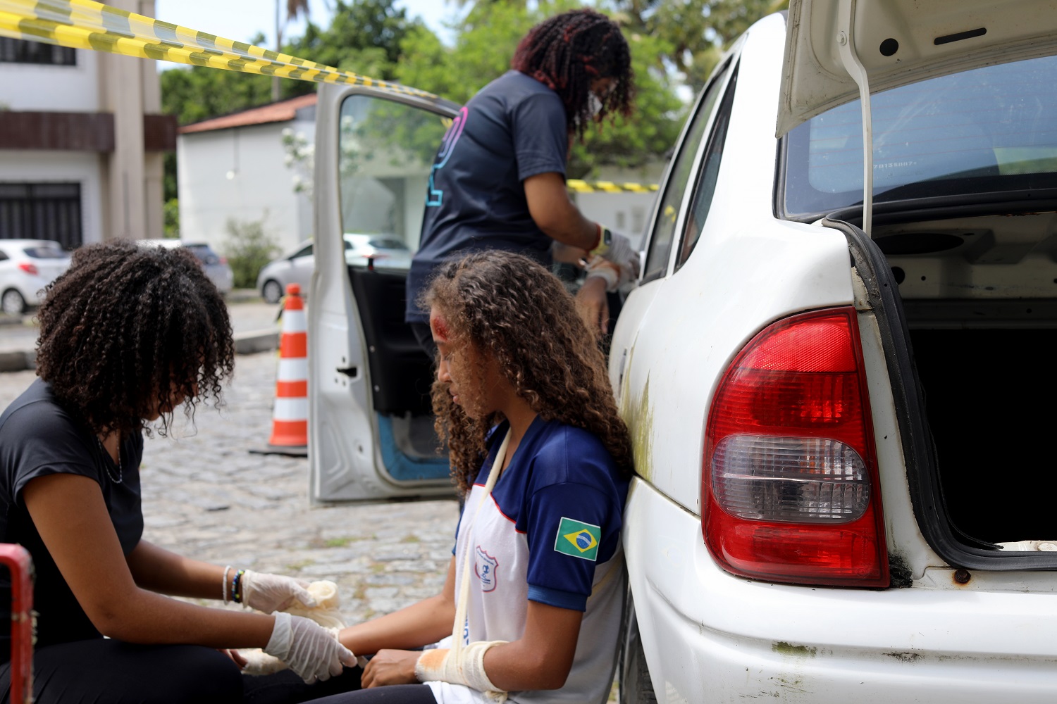 Alunos da rede pública de ensino participaram de uma simulação de imprudência no trânsito. (Foto: Schirlene Reis/Ascom UFS)
