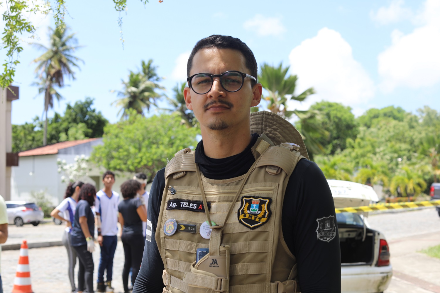 Leonne Teles, agente da SMTT, conversou com motoristas que passavam pela UFS acerca dos cuidados ao dirigir dentro do campus. (Foto: Schirlene Reis/Ascom UFS)