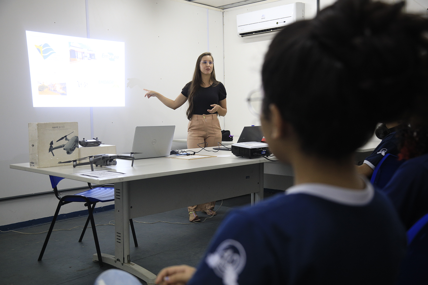 Monitora Nartênia Aragão, aluna do último ciclo de Engenharia Agronômica