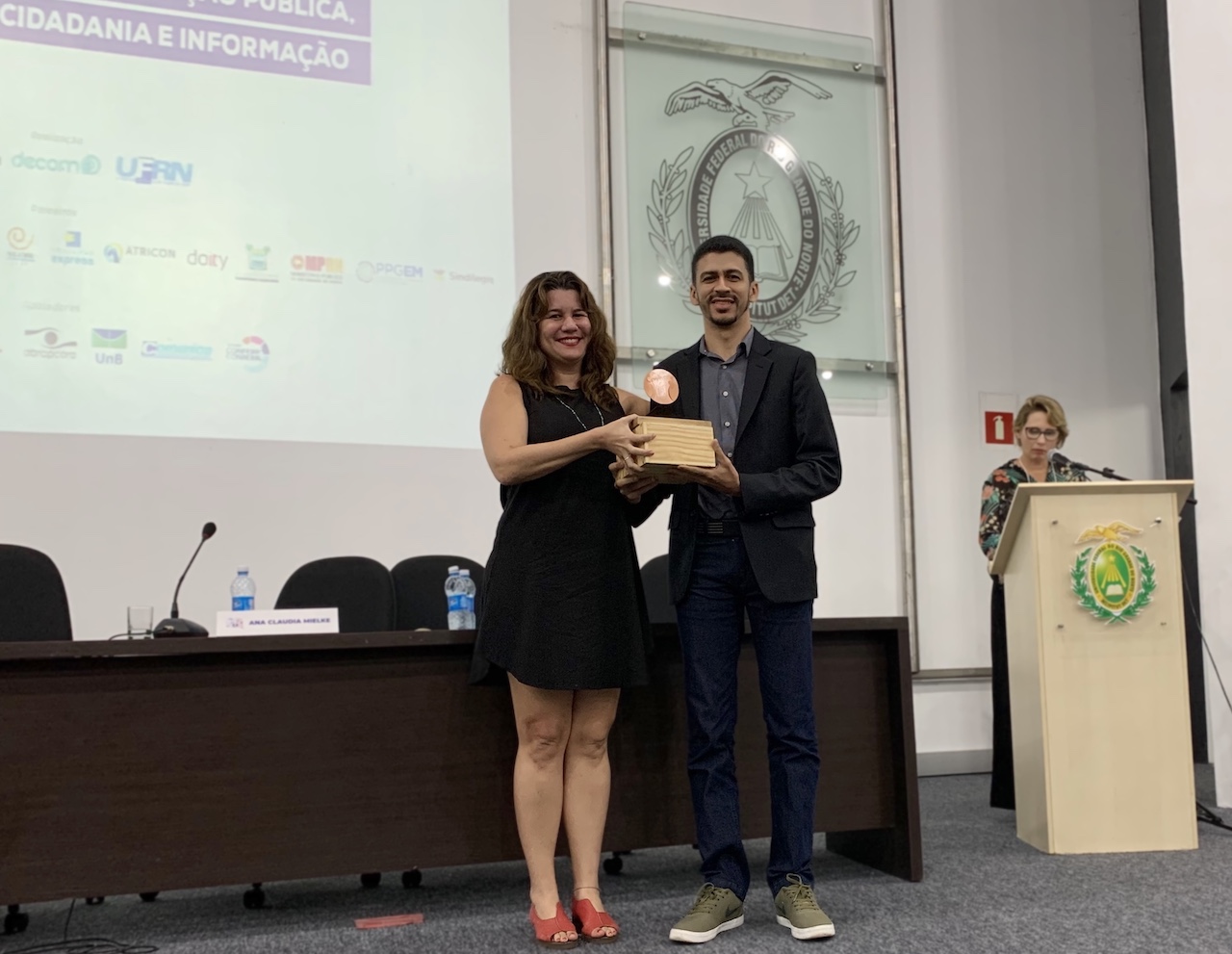 Jornalista Josafá Neto recebe troféu do Prêmio Neuza Meller de Radiodifusão Universitária. Fotos: Rádio UFS