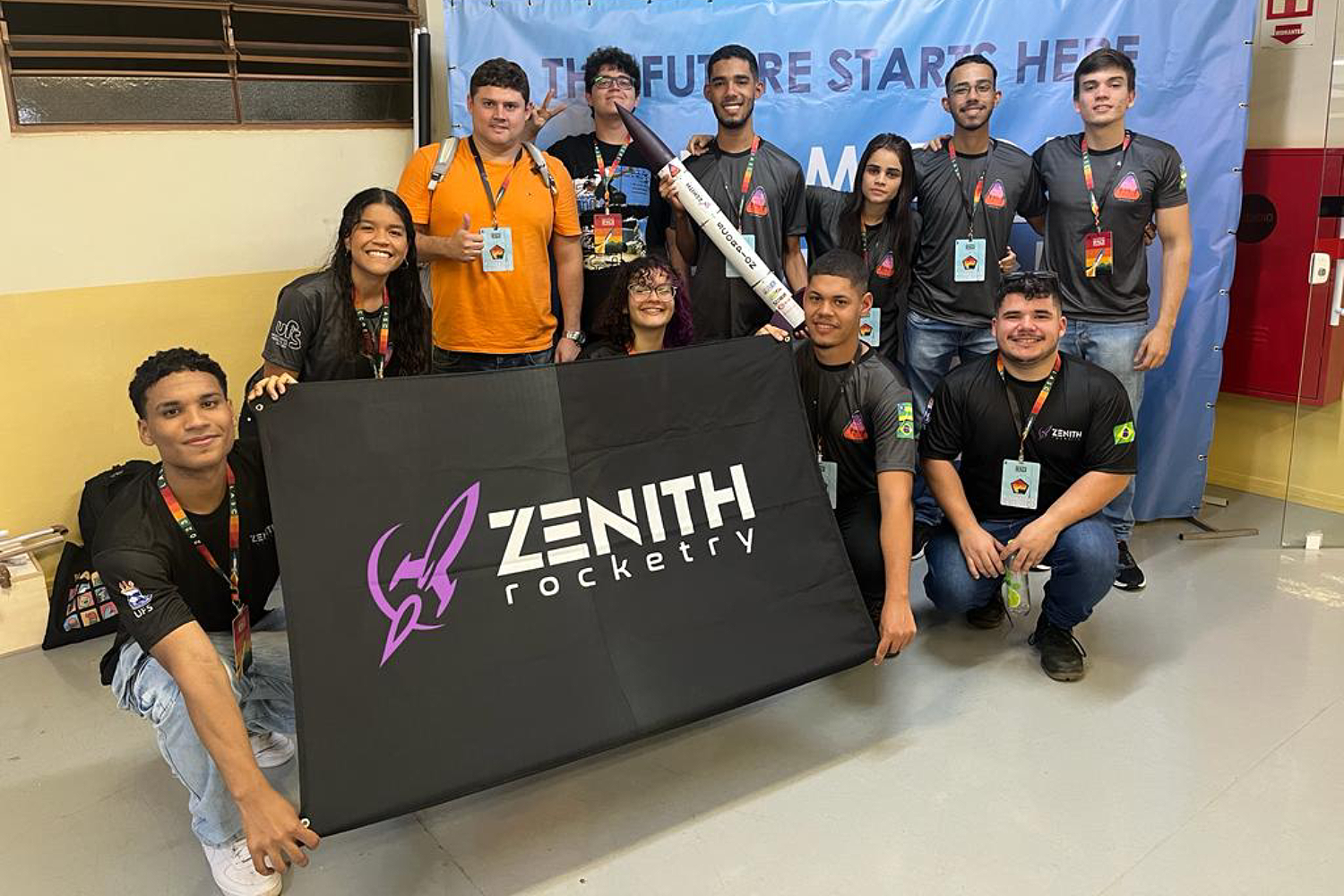 Professor Alexandre Ramos (de laranja) e alunos da equipe Zenith