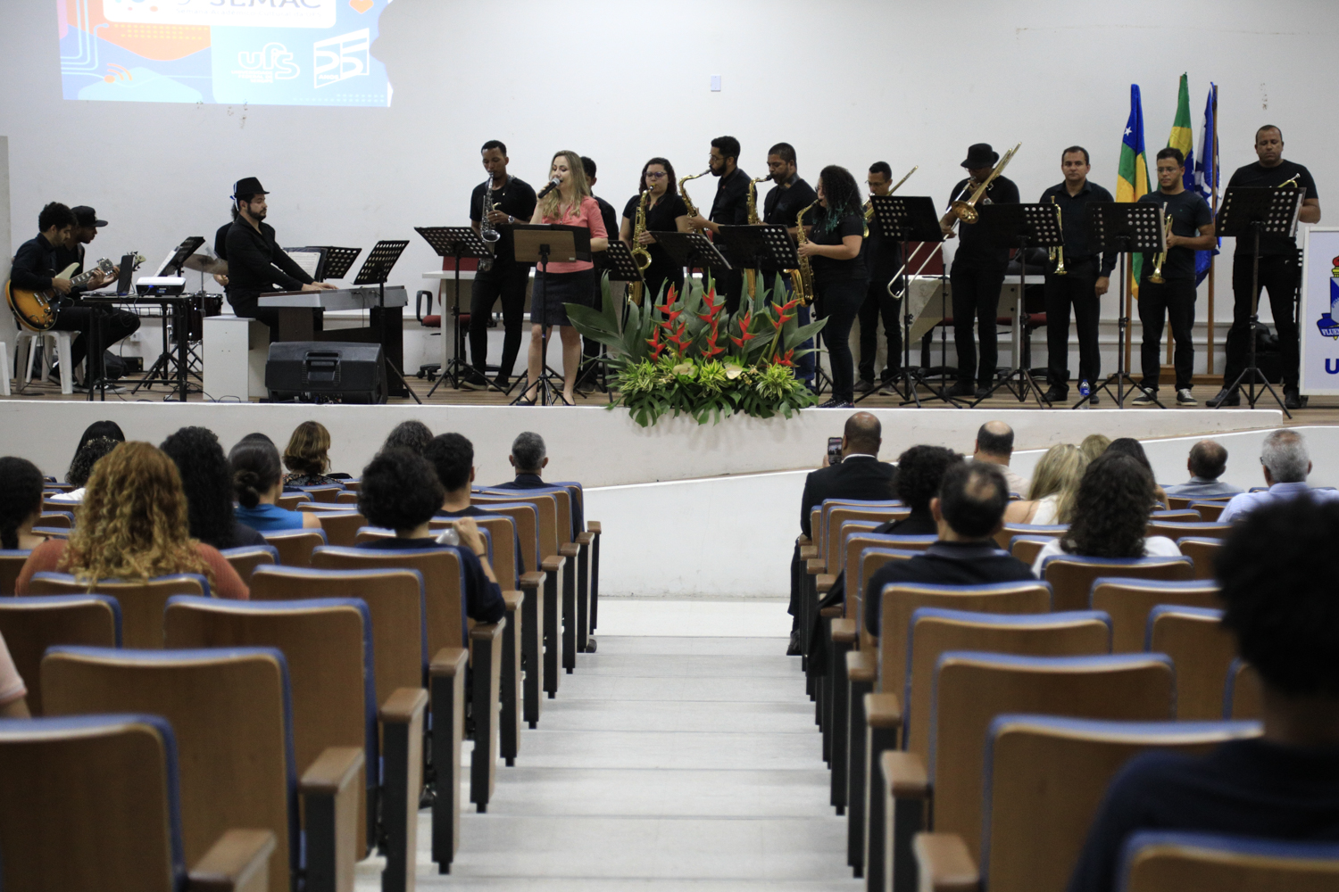 Grupo conta com a regência do professor Daniel Nery (ao piano), do Departamento de Música (Foto: Adilson Andrade/AscomUFS)