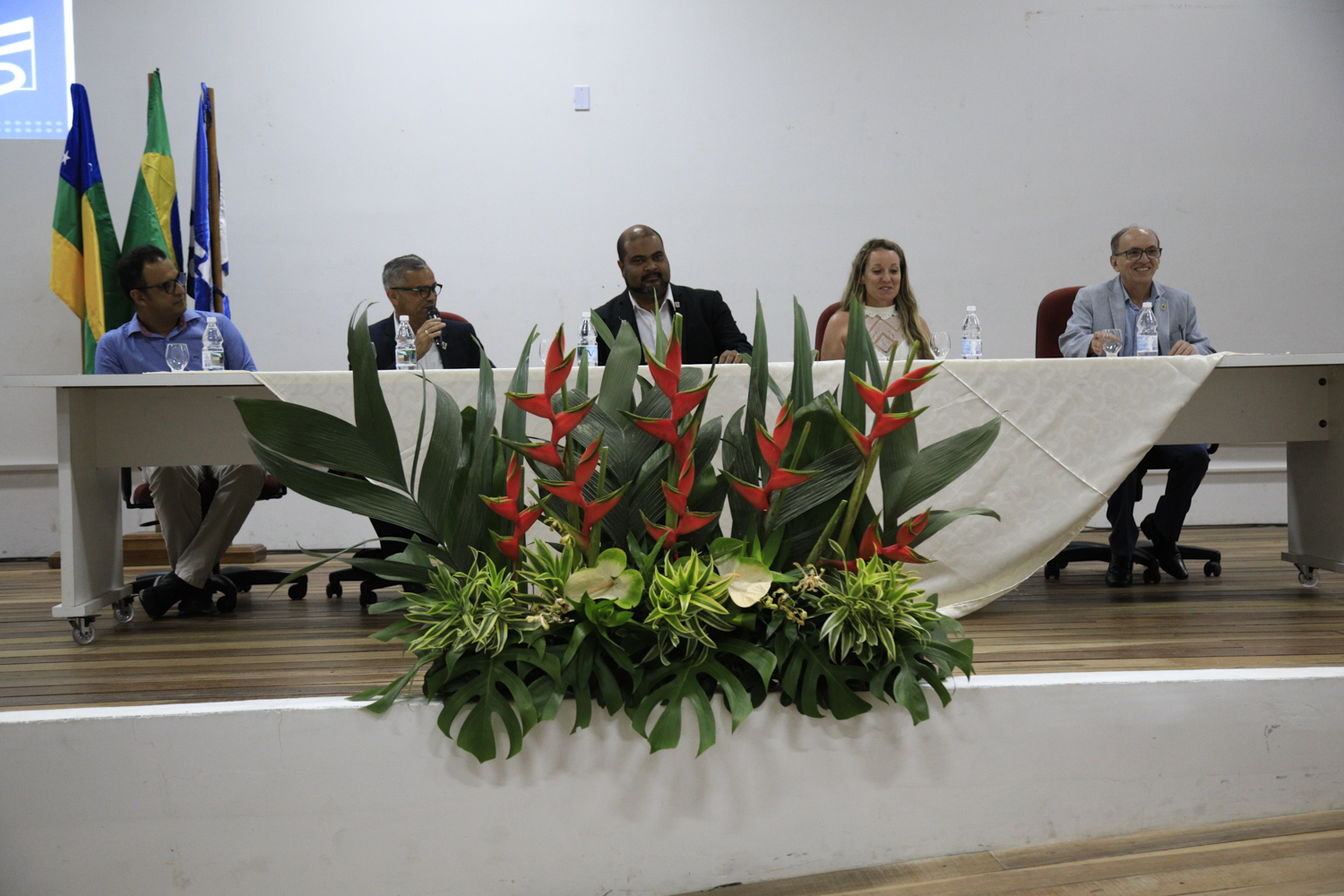 Além do reitor e vice-reitor, mesa de abertura contou com pró-reitores de Graduação, Assuntos Estudantis, e Extensão -- que encabeçaram a organização do evento