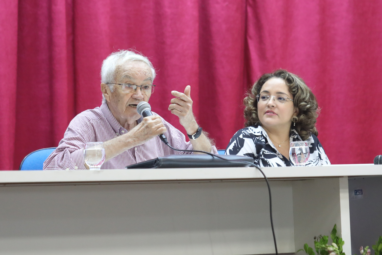 Professores Ponciano Bezerra e Messiluce Hansen (Foto: Schirlene Reis/AscomUFS)