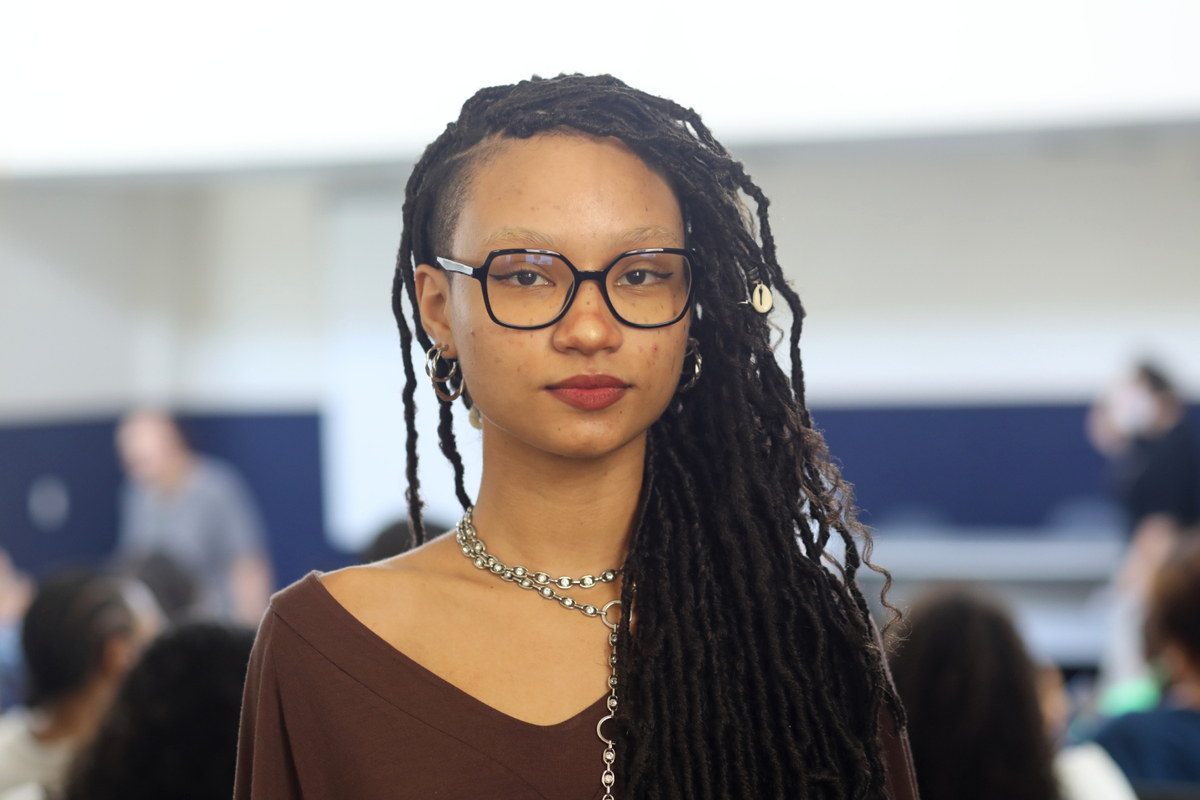 Emma Oliveira é aluna da licenciatura em Artes Visuais. (Foto: Schirlene Reis/Ascom UFS)