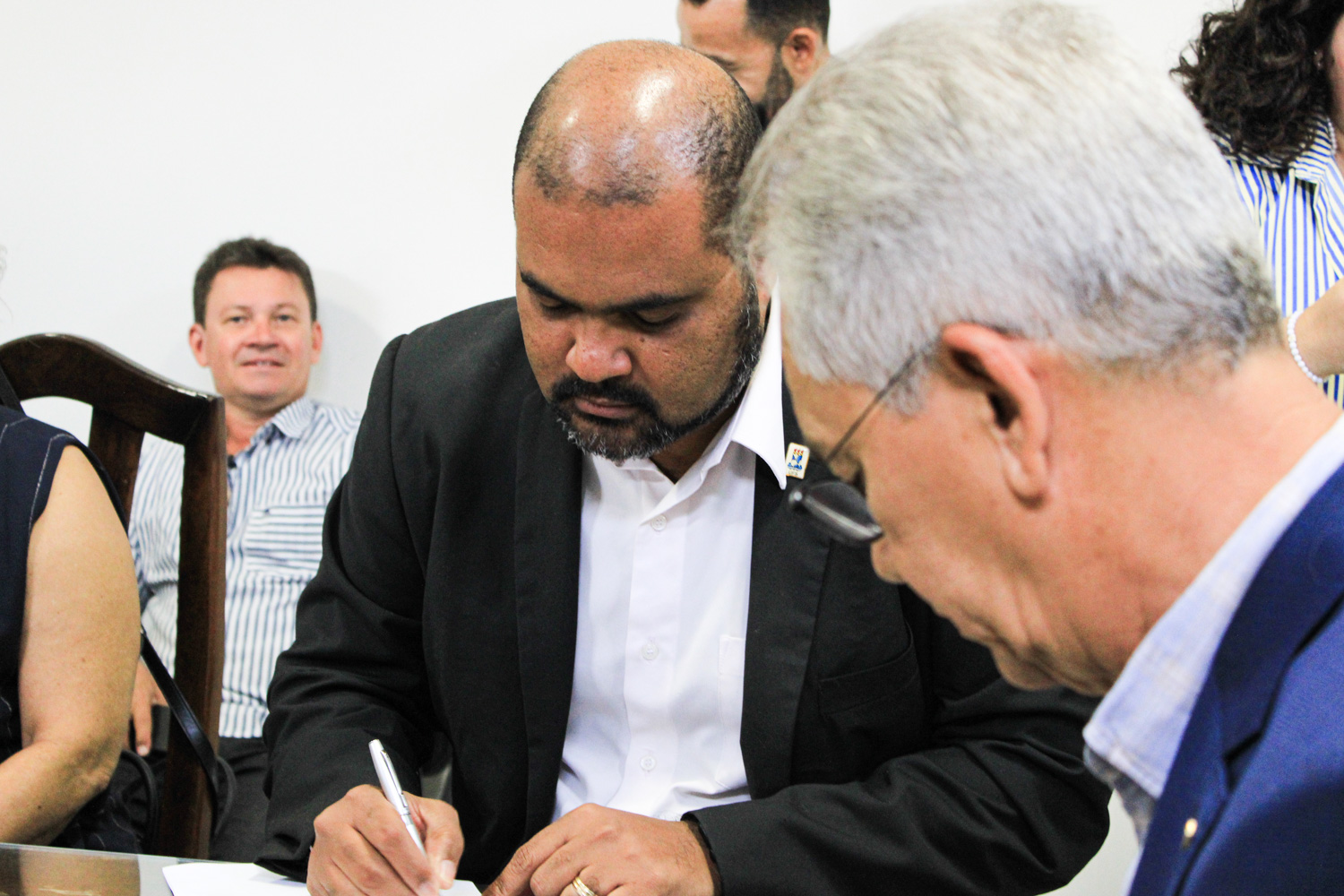 Reitor da UFS, Valter Santana, assinou o termo de convênio na manhã desta quinta-feira, 30. (Foto: Pedro Ramos/Ascom UFS)