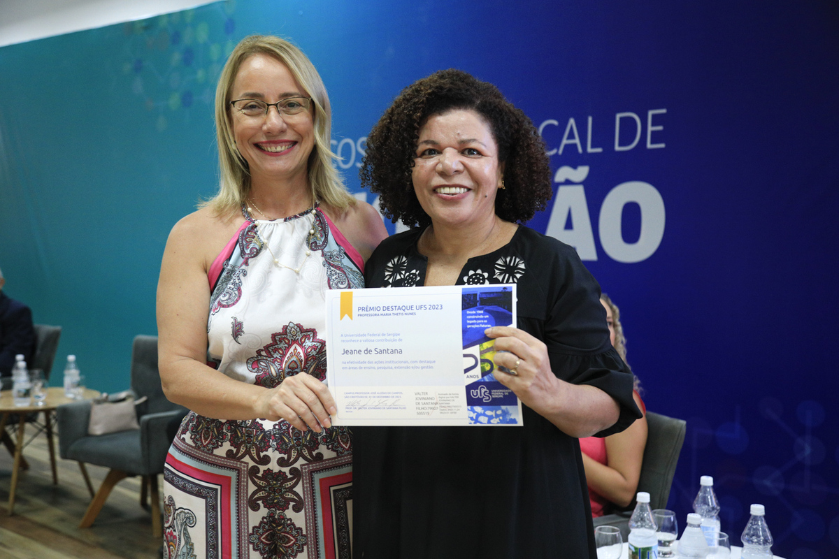 Homenageada, Jeane Santana é funcionária terceirizada da Editora UFS. (foto: Adilson Andrade/Ascom UFS)