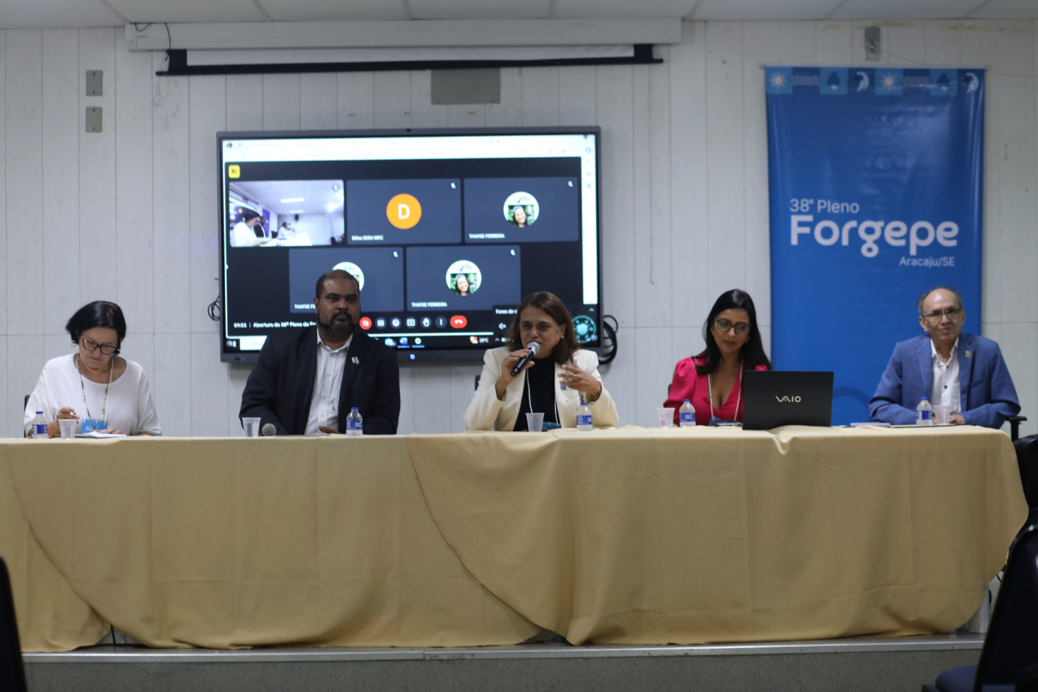 Mesa de abertura no primeiro de fórum. (Foto: Schirlene Reis/Ascom UFS)