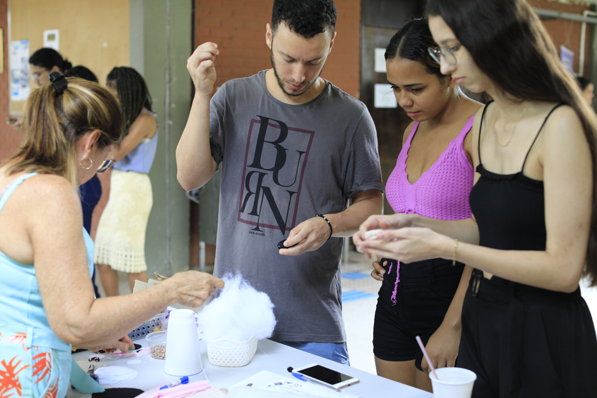 Ação contou com simuladores de mama, com o intuito de instruir o toque, facilitando a descoberta de nódulos. (foto: Adilson Andrade/Ascom UFS)
