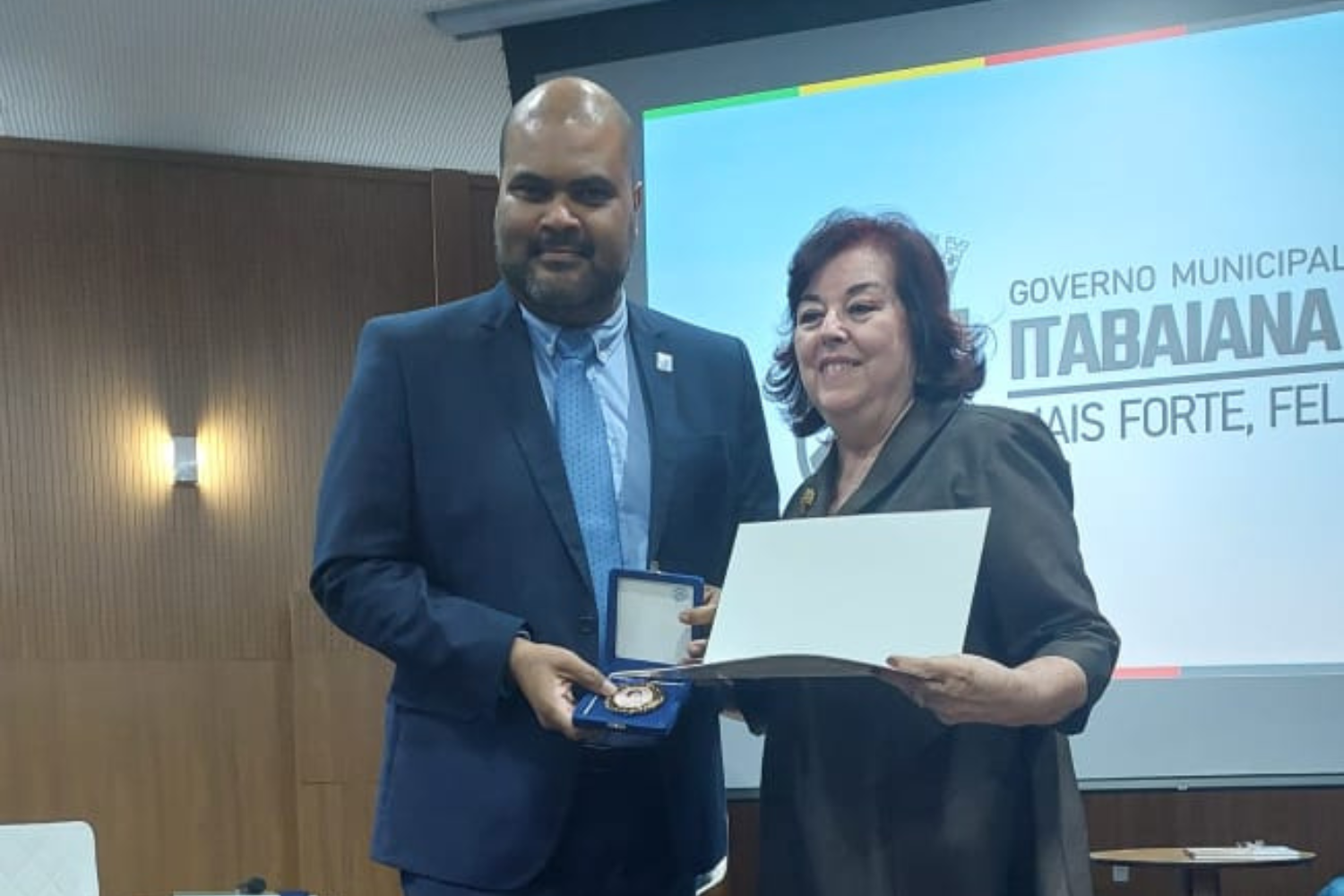 Reitor Valter Santana recebeu a honraria em nome da UFS. (foto: Arquivo pessoal)