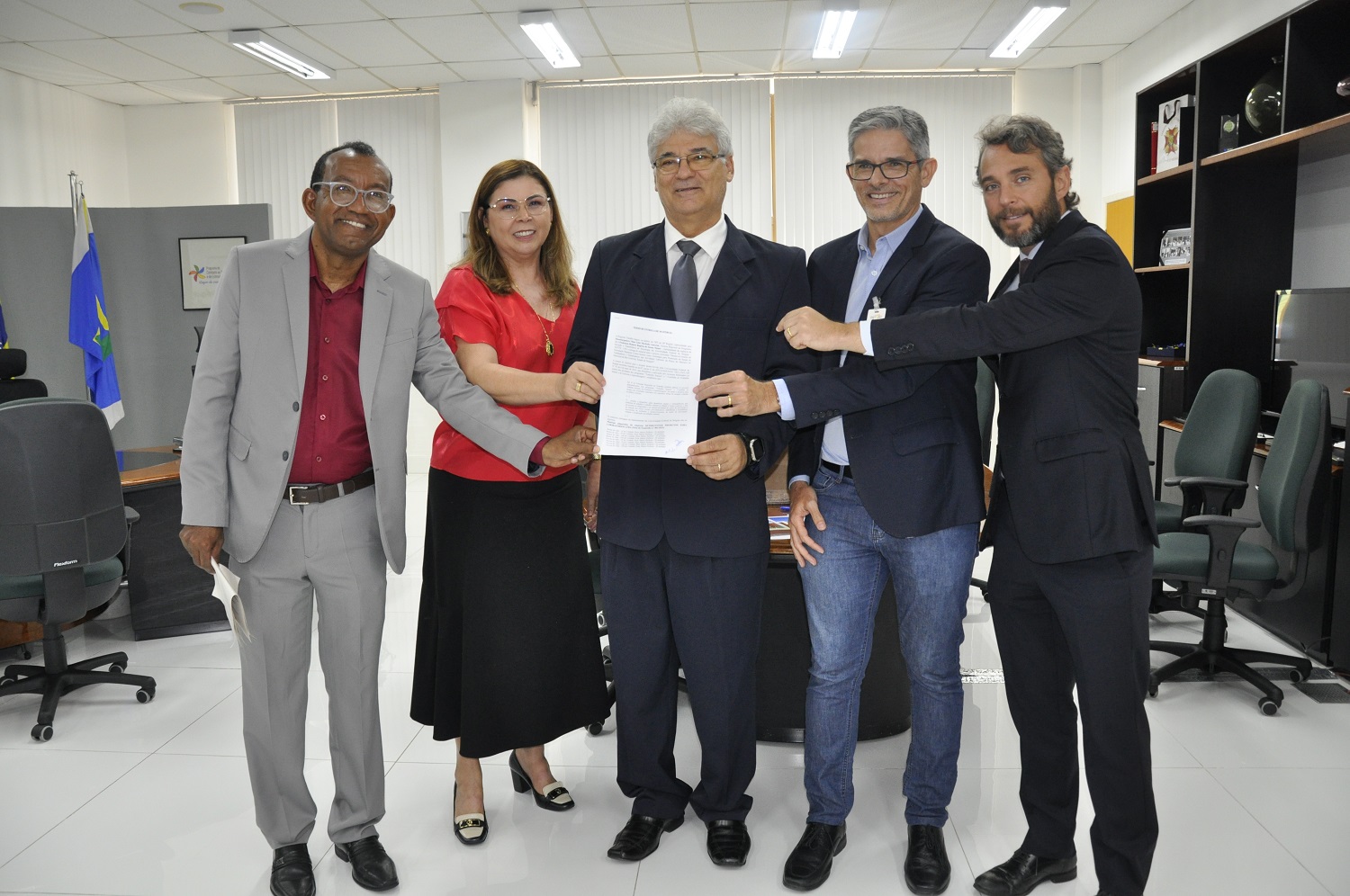 Durante o evento, houve a assinatura do termo de entrega, assinado por representantes da UFS e do TRT/SE. (foto:TRT/SE)