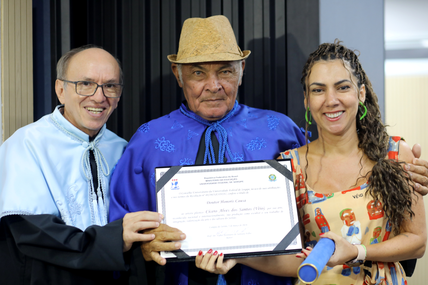 Vice-reitor Rosalvo Ferreira (esq.) e a filha do artista, Júlia Katiene (dir.), integraram a mesa durante o evento. (foto: Schirlene Reis/Ascom UFS)